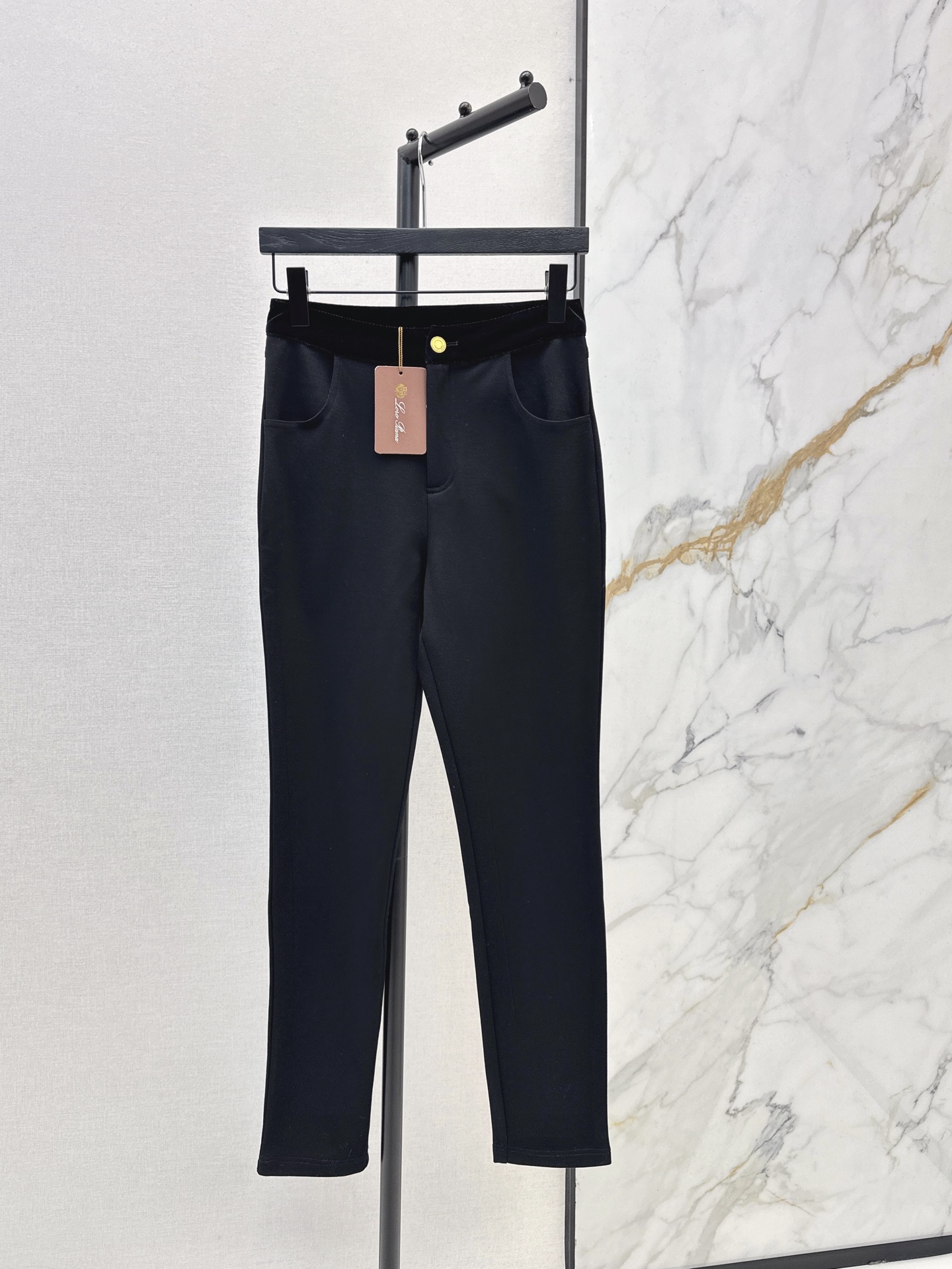 NO:623495,Must-have velvet little black pants for winter LP 25Ss————The latest versatile velvet casual leggings for autumn and winter. Must-have for winter warmth. Velvet fabric inside. Warm. High-waisted version. The upper body is proportional to the legs. The fabric is elastic and has no sense of restraint. Whoever wears it will look slimmer. The velvet splicing design is low-key but high-end. One color ready for sale sml, loro piana, alexander wang19860909冬季必备加绒小黑裤 LP 25Ss————秋冬最新款百搭加绒休闲打底裤 冬季保暖必备 内里加绒面料 暖呼呼的 高腰版型 上身穿出长腿比例 面料带有弹性 没什么束缚感 谁穿谁显瘦 丝绒拼接设计虽低调但高级 一色现货发售sml,,loro piana,alexander wang,Women's clothing