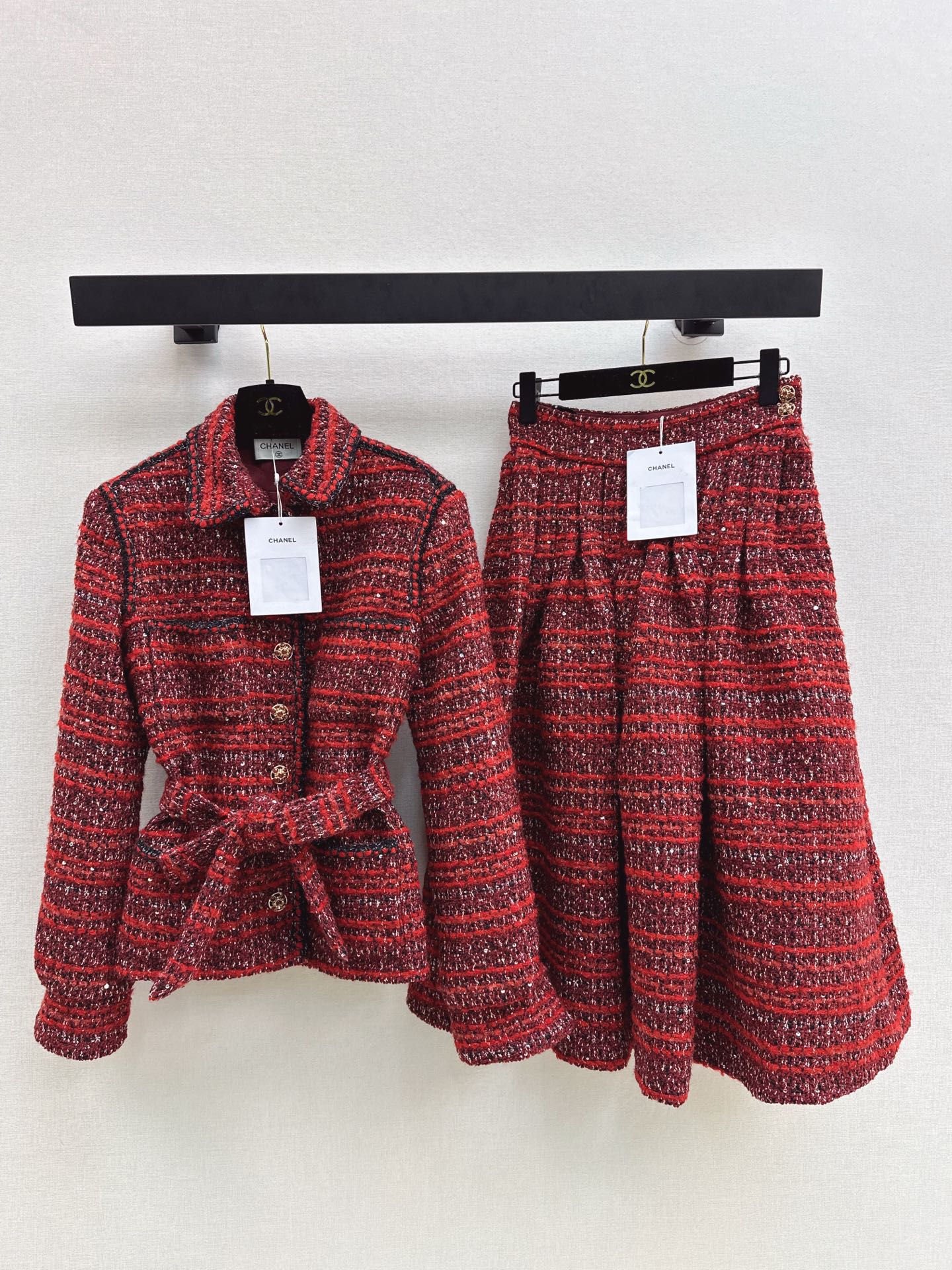 NO:623480,Must-have outfits for Christmas at the annual meeting C Home 25Ss - the latest noble style exquisite woven suit in autumn and winter. Lapel four-pocket woven jacket + high-waist pleated long skirt. The upper body is like a chaebol girl. Korean style extravagance. Very high-end. It is suitable for dating or commuting. It has a natural temperament. It is versatile when worn separately. It is made of custom woven fabric. It is very thick. If you look closely, it has small sequins. It is developed in one color. Ready for sale sml  Jackets,,chanel,skirts,jackets & coats,alexander wang19860909年会圣诞必备穿搭 C家 25Ss————秋冬最新款贵气范儿精致编织套装 翻领四口袋编织外套+高腰压褶长款半裙 上身就是那种财阀小姐姐调调 韩系贵气 很高级 不管是约会或者通勤都很适合 浑然天成的气质感 分开穿也很百搭 采用定制编织面料 很厚实 细看是有小亮片工艺的 一色分开发 现货发售sml 外套,,chanel,skirts,jackets & coats,alexander wang,Women's clothing