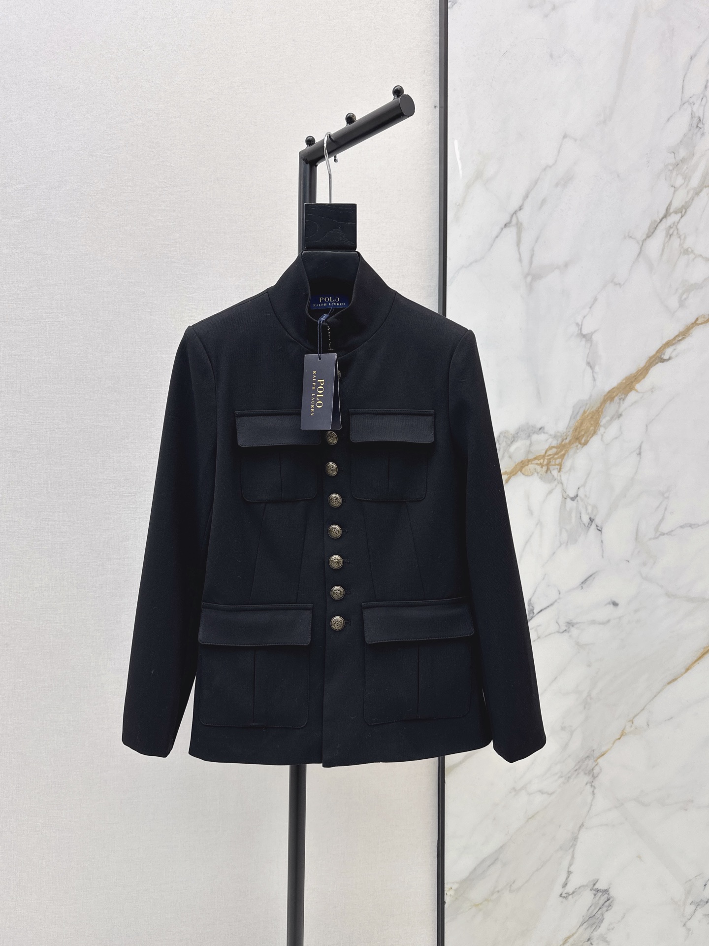 NO:623475,RL 25Ss————The latest military-style stand-collar jacket in autumn and winter. It has a smart and neat tailoring. The classic waisted version is not attractive. It is casual, elegant, cool and gentle. The waist is refined and slimming. It is full of handsomeness and style. It is a very versatile and stylish little black jacket. It is very wearable. It has both fashion and high-end sense. It is OK for commuting or daily life. One color ready for sale sml,,jackets & coats,jackets & coats,alexander  wang19860909RL 25Ss————秋冬最新款军装风立领夹克外套 干练利落的剪裁经典收腰版型不挑人 随性优雅飒爽温柔 腰部收腰精致显瘦 英气十足帅气有型 是巨百搭又有造型的黑色小外套 实穿性很高 时髦与高级感并重 通勤或者日常都OK 一色现货发售sml,,jackets & coats,jackets & coats,alexander wang,Women's clothing