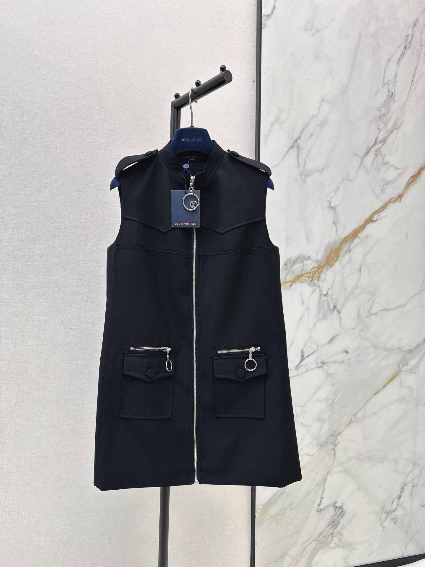 NO:624245,L's 25Ss————The latest sleeveless dress with zipper design in autumn and winter welds coolness and texture together. The stand-up collar zipper design has a neat aura. The metal ring at the pocket is a small detail. It is low-key and eye-catching. The shape is slim and not tight. Wear it alone to make you look like a lady when you go out. Layer it with a base layer or a suit jacket to unlock the sense of layering in autumn and winter. The wool-containing fabric is warm and crisp.  One color ready for sale smlxl,,louis vuitton,skirts,jackets & coats,business suit,alexander wang19860909L家 25Ss————秋冬最新款拉链设计无袖连衣裙把酷飒与质感焊在了一起 立领拉链设计自带利落气场 口袋处的金属圆环是点睛小细节 低调又吸睛 版型修身不紧绷 单穿是拽姐出街既视感 叠穿打底衫或西装外套又能解锁秋冬层次感 含羊毛面料暖乎乎还挺括 一色现货发售smlxl,,louis vuitton,skirts,jackets & coats,business suit,alexander wang,Women's clothing