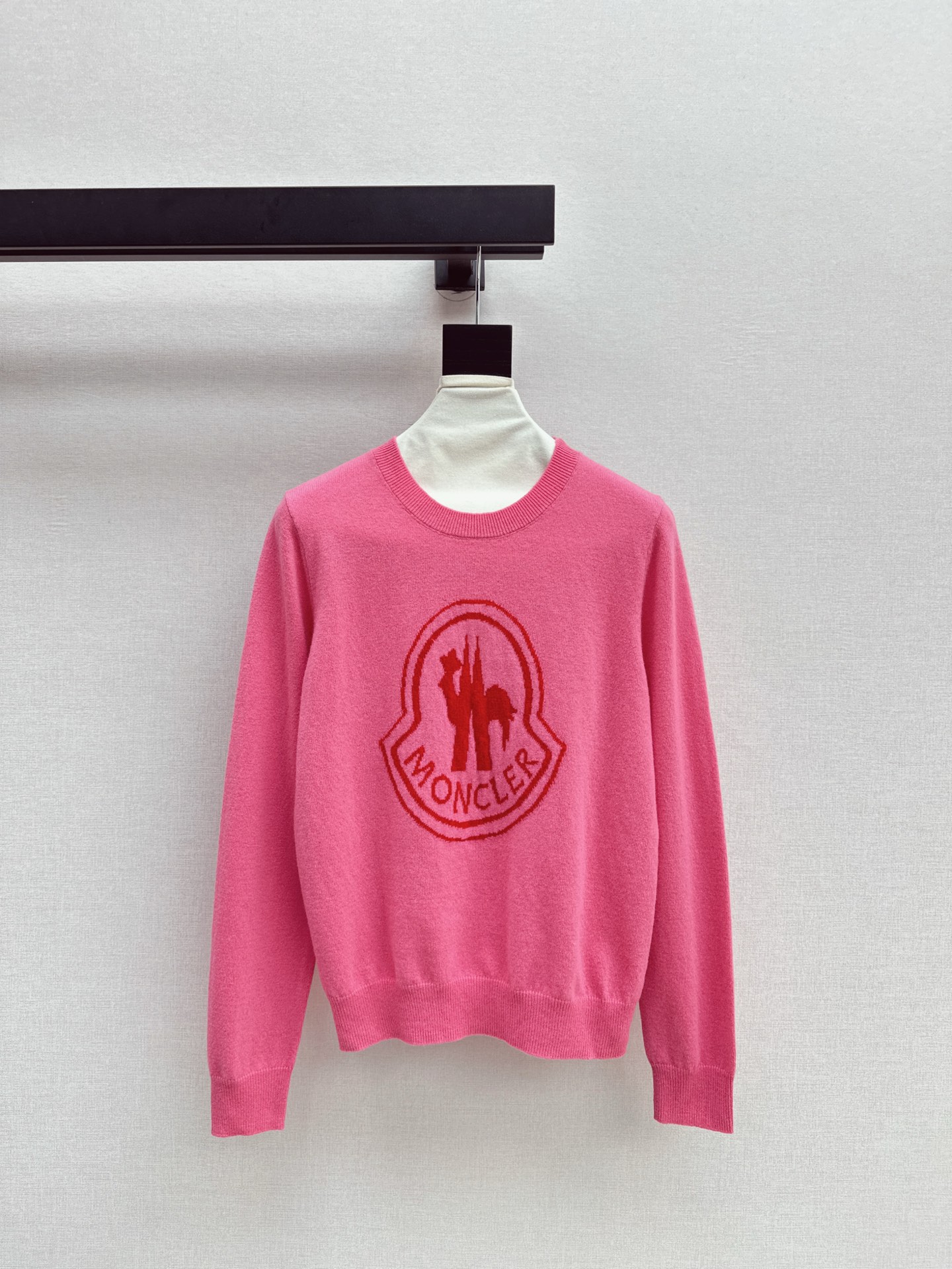 NO:624260,p, exclusive first release MC 25Ss - the latest early autumn logo embroidery decorated pullover sweater, 100% wool texture, soft and glutinous, full of exquisiteness. The texture of the fabric is soft but not sagging. The upper body is three-dimensional and stylish. It can easily reduce age in daily life. It looks good with all kinds of skirts and trousers~~Two colors are on sale now sml, skirts, alexander wang19860909p,独家首发 MC 25Ss———早秋最新款logo刺绣装饰套头针织衫百分百羊毛质地质感软糯满满的精致感 织面质感柔软又不失筋骨 上身立体有型 日常轻松减龄 搭配各式裙装裤装都好看～～两色现货发售sml,,skirts,alexander wang,Women's clothing