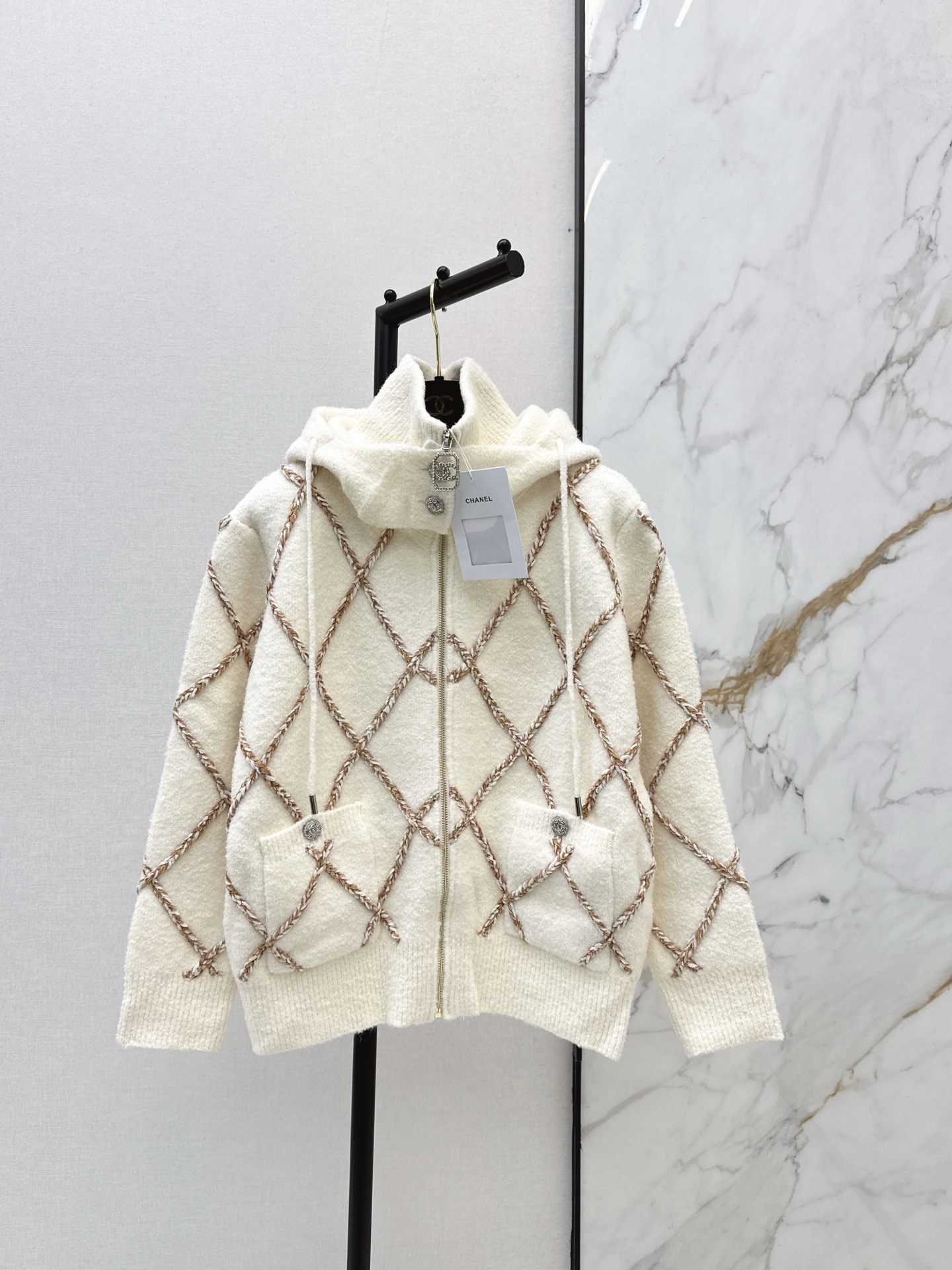 NO:624243,Custom order hot order series C Home 25Ss - the latest ski series hooded rhombus wool jacket in autumn and winter. Classic rhombus. Easy to wear and easy to concave shape. Heavy weaving gives a cloudy feel. Combined with the draped silhouette, you can feel the warmth at a glance. The hooded design can easily resist the cold. Fits the dual needs of comfort and fashion into every daily outfit. One color ready for sale sml,, chanel, jackets & coats, hats, alexander wang19860909客定爆单系列 C家 25Ss————秋冬最新款滑雪系列连帽菱格纹羊毛外套经典菱格 好穿易凹造型 重工织造呈现云朵毛感 结合立裁廓形一眼就能感受到的暖度 连帽设计可轻松抗寒 贴合舒适与时髦双需求融入日常每个穿搭 一色现货发售sml,,chanel,jackets & coats,hats,alexander wang,Women's clothing