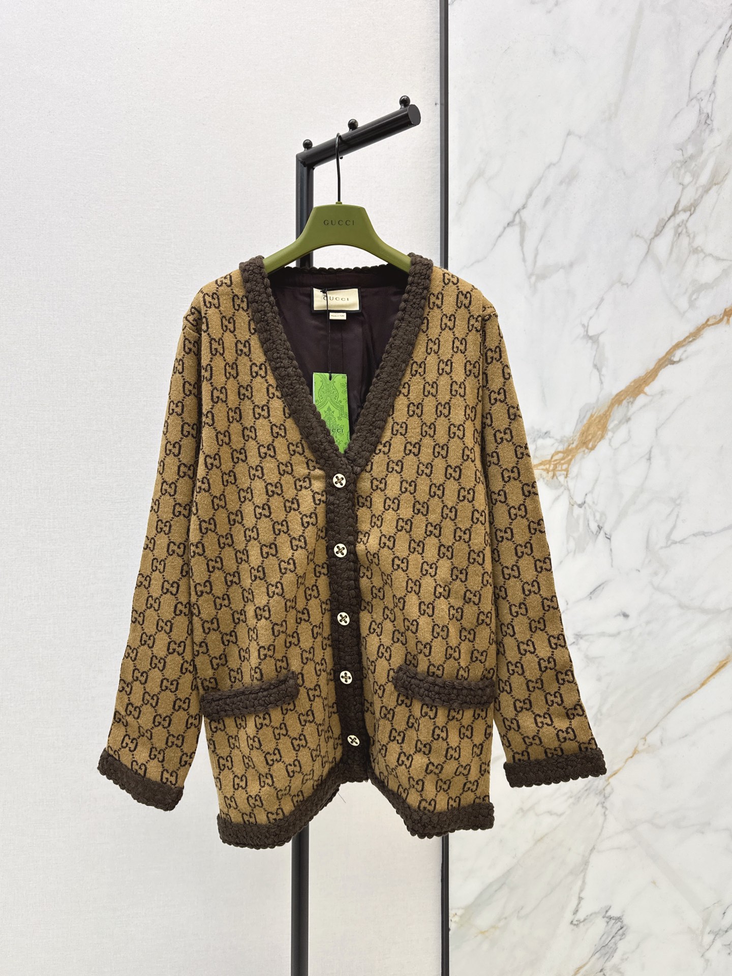 NO:624239,The most popular single style Gu 25Ss——the latest unisex GG loose silhouette cardigan in autumn and winter. This woolen piece will always be of high quality and vintage after so many years. It is really worth collecting!  Limited sale model. This piece is made of imported merino wool fabric. The quality is not just talk~ The whole piece has a loose fit. The upper body tone is very rich and tolerant. It is also a must-have for daily matching. It is a must-have for street photography. One color is available for sale sml,, alexander wang19860909客定爆单款 Gu 25Ss————秋冬最新男女同款gg宽松廓形开衫GG这件羊毛真的过个多少年拿出来都是有品Vintage ta真的很值得收藏！限量发售款 这件采用了进口美丽奴羊毛面料 品质碾压可不是说说而已～整件宽松版型 上身腔调感很足 包容性也很好 日常搭配 刷街拍照必备 一色现货发售sml,,alexander wang,Women's clothing