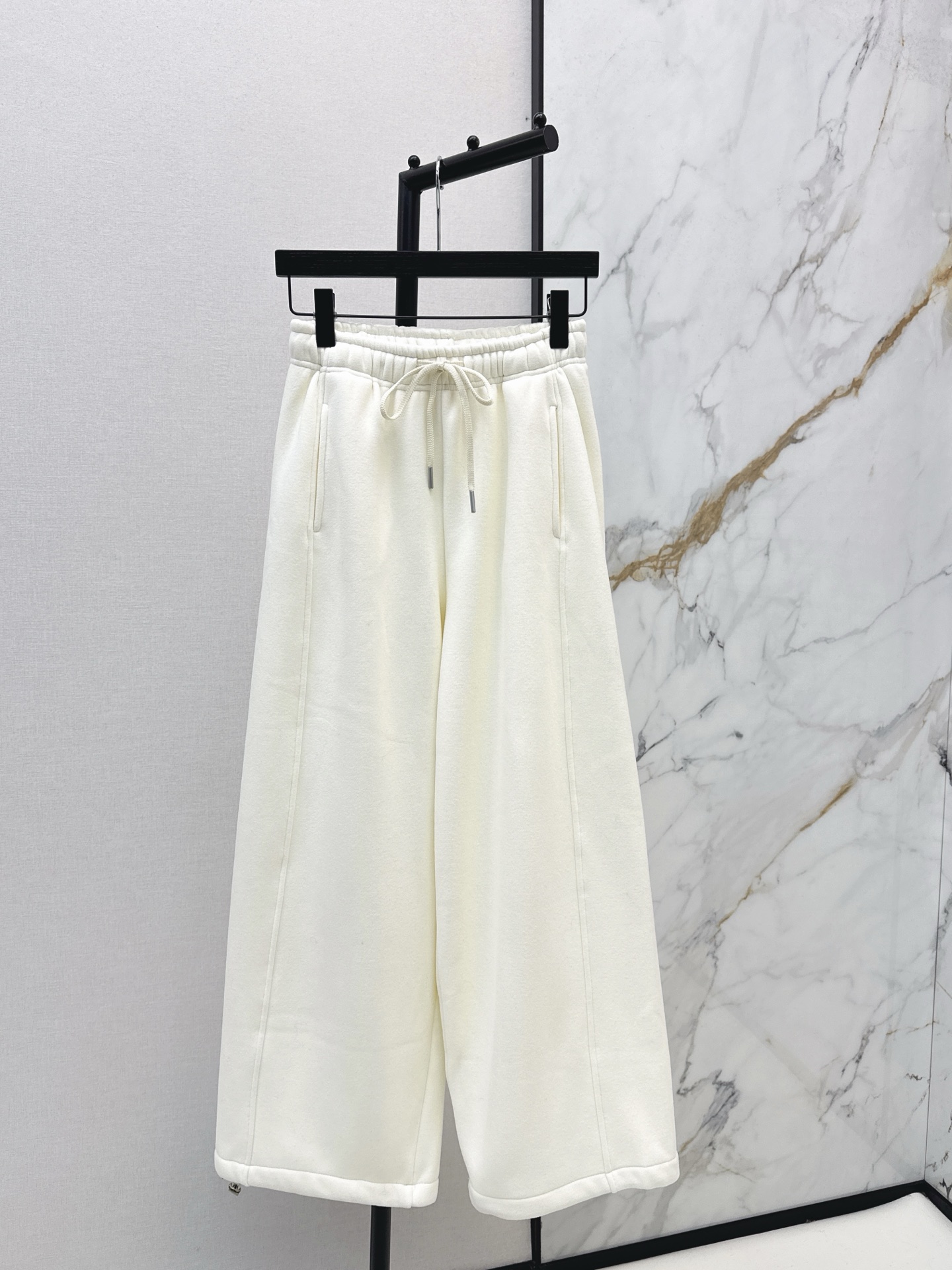 NO:624206,Fashionable design 25Ss————The latest casual straight pants for autumn and winter. Versatile and popular recommendation. Effortlessly fashionable. Can be easily managed at home and out for sports. Worth having in all seasons. Casual pants are a must-have for casual wear. The upper body feels loose and full. A good helper for daily wear and outing. Two colors are available in stock. sml,, alexander wang19860909时髦设计 25Ss————秋冬最新款休闲直筒裤 百搭爆款推荐 毫不费力的时髦穿搭 居家出街运动都可以轻松驾驭 四季值得拥有 穿搭休闲必备休闲裤 上身松弛感拉满 日常穿搭出街好帮手 两色现货发售sml,,alexander wang,Women's clothing