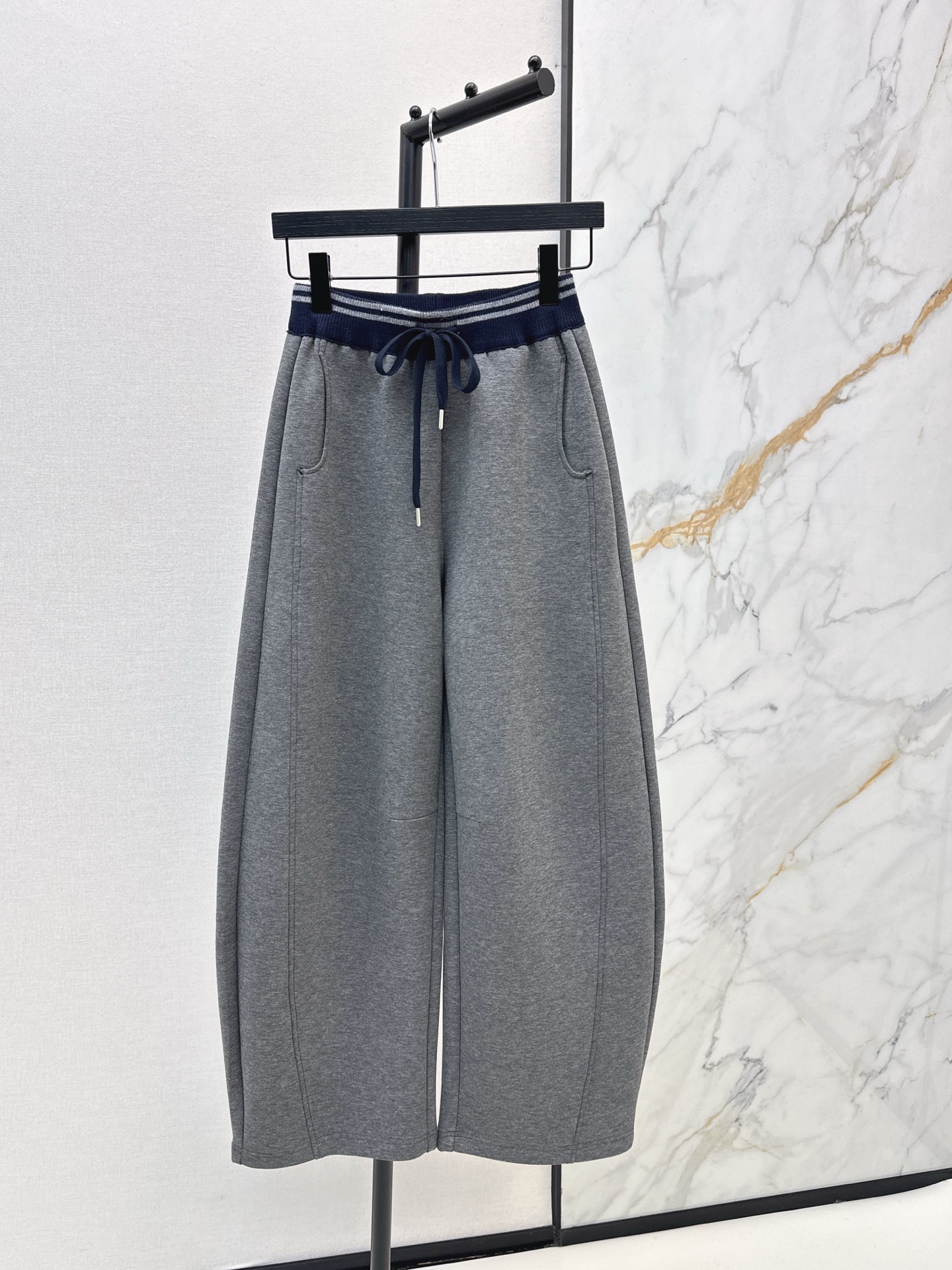 NO:624200,Fashionable design 25Ss————The latest contrasting color threaded design scimitar pants for autumn and winter are recommended for versatile use. Effortlessly fashionable, you can easily manage it at home and on the street. Worth having in all seasons. Casual pants are a must-have for casual wear. The upper body feels loose and full. A good helper for daily wear on the street. Two colors are available for sale sml,, alexander wang19860909时髦设计 25Ss————秋冬最新款撞色螺纹设计弯刀裤百搭爆款推荐 毫不费力的时髦穿搭 居家出街运动都可以轻松驾驭 四季值得拥有 穿搭休闲必备休闲裤 上身松弛感拉满 日常穿搭出街好帮手 两色现货发售sml,,alexander wang,Women's clothing