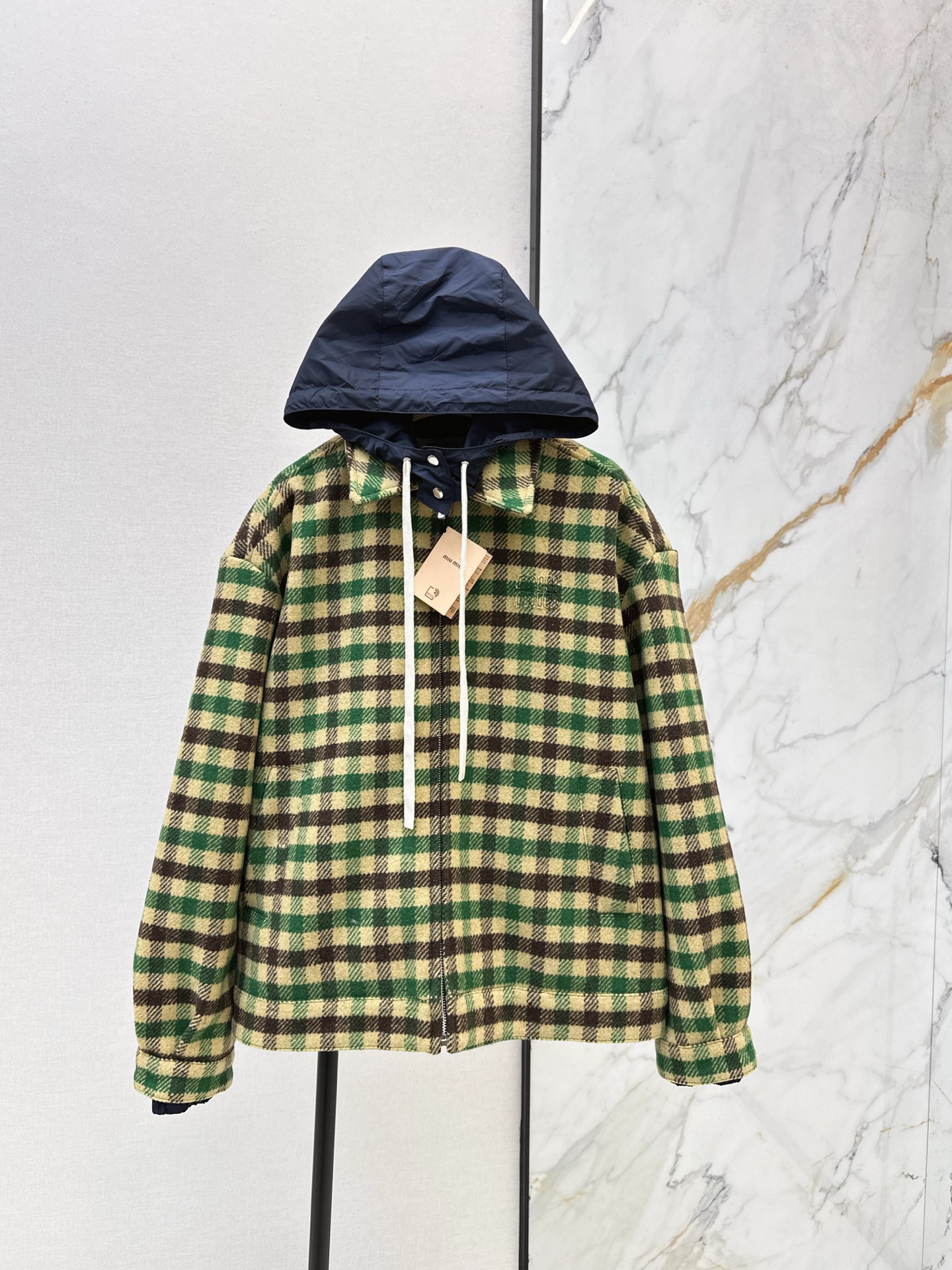 NO:624194,Exclusive launch of Miu 25Ss - the latest autumn and winter style of Miu style wool plaid silhouette jacket. Loose silhouette jacket design. It has a casual aura. Suitable for various occasions. It can be casual or cool. Daily essential. It is made of wool small plaid fabric. The contrasting color hood design has a sense of detail. One color ready for sale sml,,miumiu,jackets & coats,jackets & coats,hats,alexander wang19860909独家首发 Miu 25Ss————秋冬最新款缪系穿搭羊毛格纹廓形外套宽松廓形夹克版型设计 自带休闲气场 各种场合都适合 可休闲可酷飒 日常必备 采用羊毛小格子面料 撞色连帽设计很有细节感 一色现货发售sml,,miumiu,jackets & coats,jackets & coats,hats,alexander wang,Women's clothing