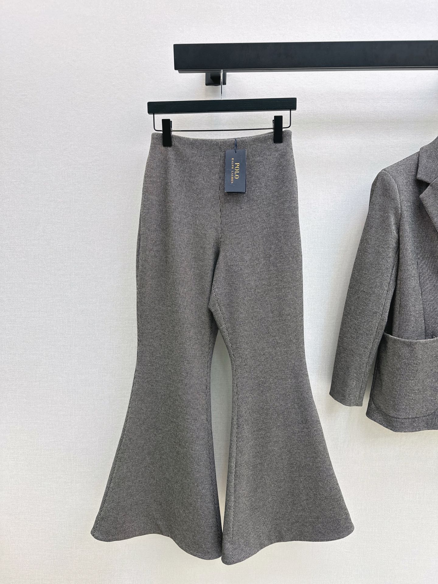 NO:624188,Exclusive debut of RL 25Ss - the latest high-end old money style plaid suit for autumn and winter, limited edition purple label series blazer + high-waisted flared trousers. A set of matching, full of high luxury feeling. Customized composite plaid fabric. It feels very stiff. The upper body looks thin and tall. Gentle and elegant feeling without losing aura. Exquisite visual version looks slim but not attractive. Developed in one color. Ready for sale sml,, jackets & coats, business suit, alexander wang19860909独家首发 RL 25Ss————秋冬最新款高级老钱风穿搭格纹套装限定紫标系列西装外套+高腰喇叭西裤 一套搭配 一整个高奢感拉满 定制复合格纹面料 挺括感很好 上身显瘦又高挑 不失气场的温柔优雅感 精致既视感版型显瘦不挑人 一色分开发 现货发售sml,,jackets & coats,business suit,alexander wang,Women's clothing