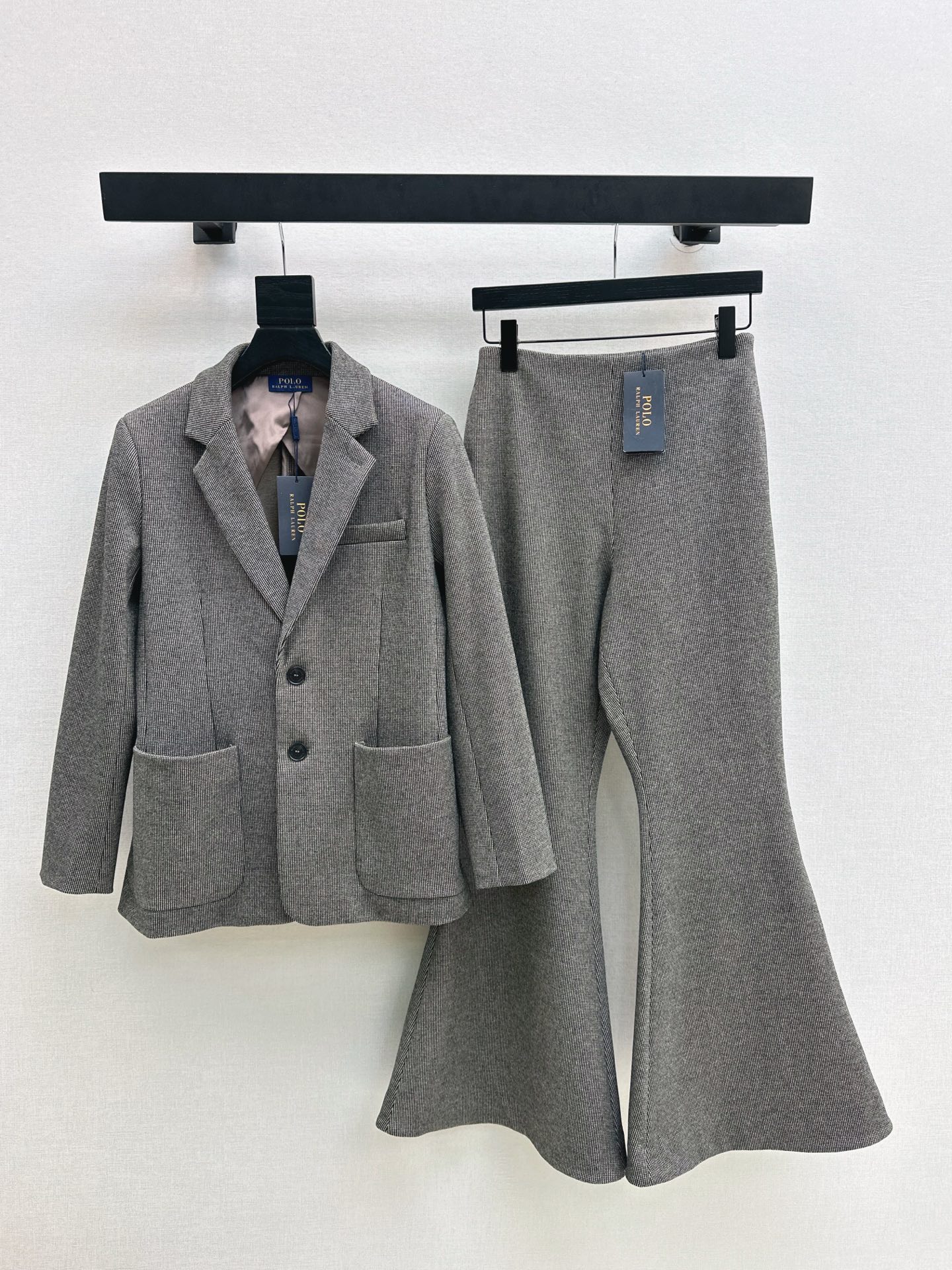 NO:624182,Exclusive first release of RL 25Ss - the latest high-end old money style plaid suit for autumn and winter, limited edition purple label series blazer + high-waisted flared trousers. A set of matching, full of high luxury. Customized composite plaid fabric. It feels very stiff. The upper body looks thin and tall. Gentle and elegant without losing aura. Exquisite visual version makes you slim but not attractive. Developed in one color. Ready for sale. SML suit, jackets & coats, business suit, alexander wang19860909独家首发 RL 25Ss————秋冬最新款高级老钱风穿搭格纹套装限定紫标系列西装外套+高腰喇叭西裤 一套搭配 一整个高奢感拉满 定制复合格纹面料 挺括感很好 上身显瘦又高挑 不失气场的温柔优雅感 精致既视感版型显瘦不挑人 一色分开发 现货发售sml 西,,jackets & coats,business suit,alexander wang,Women's clothing