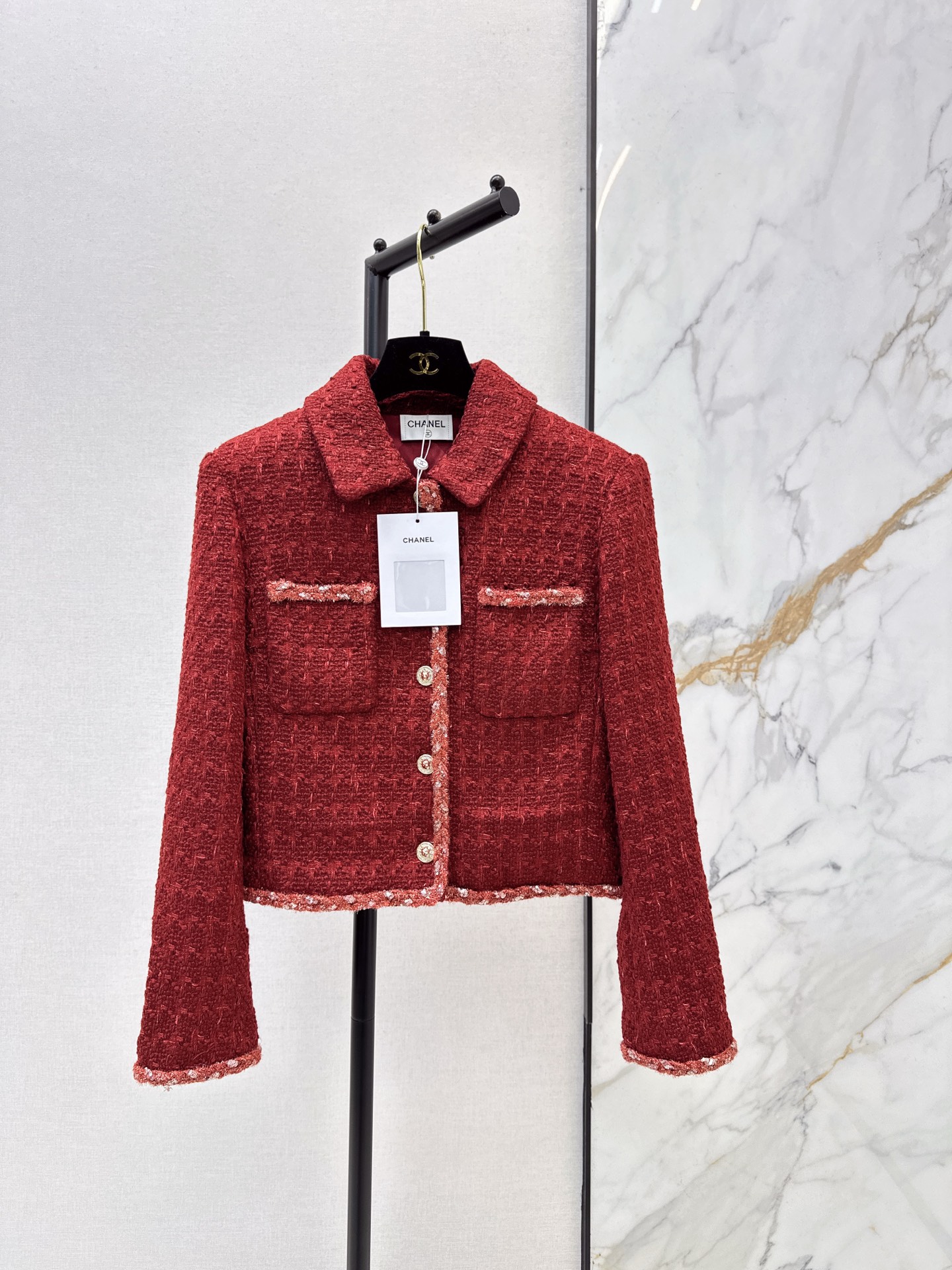 NO:624170,Must-have outfits for festivals C Home 26Ss - the latest style in early spring, the woven slub double-pocket decorative jacket, the exquisite high-grade woven fabric is super beautiful in real life. The three-dimensional texture is full of exquisiteness. The upper body has a noble temperament. The customized 3D three-dimensional tailoring version is slim and practical. It is more practical and looks better. French socialite style is elegant and high-end. A must-have for rich families. One color ready for sale sml,,chanel,jackets & coats,alexander wang19860909节日必备穿搭 C家 26Ss———早春最新款小香风编织粗纺双口袋装饰外套绝美高级编织面料实物超美 立体肌理感精致感满满 上身自带一种高贵气质 定制3D立体剪裁版型巨显瘦 实穿度高颜值也更高 法式名媛风优雅又高级 富家千金必备 一色现货发售sml,,chanel,jackets & coats,alexander wang,Women's clothing