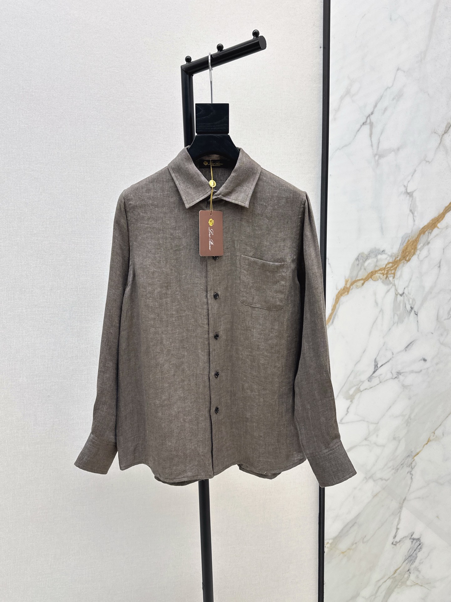 NO:625168,High-end old money style outfit LP 25Ss - the latest retro herringbone linen shirt in early autumn. Exclusively customized high-end herringbone fabric. Side stamp embroidery embellishment. Classic loose version. Versatile and not picky. Interpretation of lazy and casual high-end items. Minimalist dressing. Recommended matching. One color ready for sale sml,, loro piana, shirts, alexander wang19860909高级老钱风穿搭 LP 25Ss————早秋最新款复古人字纹亚麻衬衫独家定制高级人字纹面料 侧边贴章刺绣点缀经典宽松版型百搭不挑人 演绎慵懒随性的高级单品 极简主义穿搭天菜 推荐一套搭配 一色现货发售sml,,loro piana,shirts,alexander wang,Women's clothing