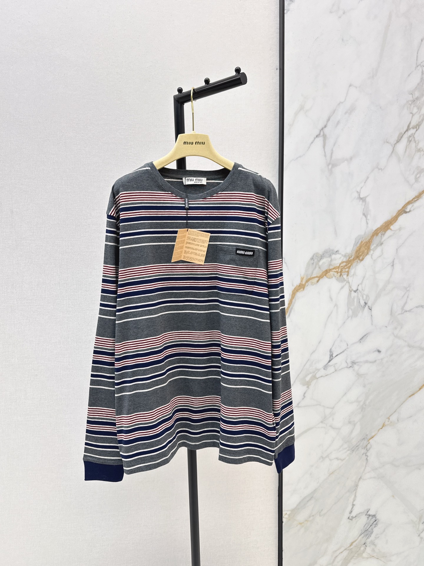 NO:625177,Miu 25Ss————The latest Holiday series striped long-sleeved T-shirt in autumn and winter. The most popular retro striped item. Retro and cute gray, blue and red color stripes. Can be worn in spring, summer, autumn and winter. Made of fine spun high-count pure cotton fabric. Round neck and loose pullover style. Loose to cover the flesh and make you look slimmer. Comfortable, lively and age-reducing. Wear it alone as a base for all seasons. Available in one color. SML, miumiu, tees, t-shirt, alexander wang19860909Miu 25Ss————秋冬最新款Holiday度假系列条纹长袖T恤 最火的复古条纹单品 复古又可爱的灰蓝红配色条纹 春夏秋冬都可以穿 采用精纺的高支纯棉面料 圆领宽松套头版型 宽松遮肉显瘦不挑人 舒适活泼又减龄 单穿打底四季百搭 一色现货发售sml,,miumiu,tees，t-shirt,alexander wang,Women's clothing