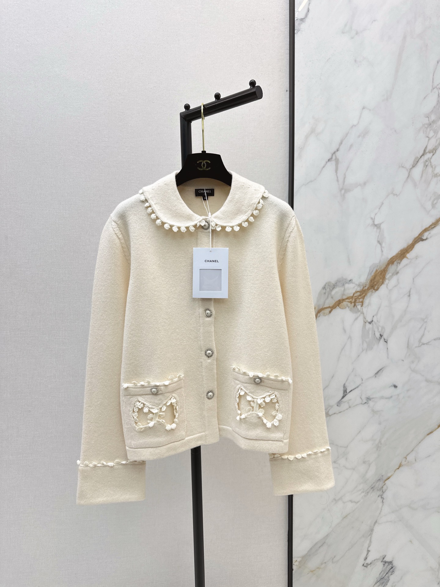 NO:625162,Recommended single item: C Home 25Ss————The latest autumn and winter hollow bow pocket decorated doll lapel cardigan. Selected blended fabrics of wool and silk. Wool gives the fabric a soft and waxy texture and excellent warmth. It is very skin-friendly when worn close to the body. Silk injects delicate luster and drape toughness. The lace on the edge of the doll collar design is exquisite and smart. It fits the neck but does not restrict. The pockets on both sides are hollowed out with lace bows.  The edge curvature is natural and smooth. Two colors are available in stock. SML, chanel, real silk, alexander wang19860909爆单款推荐 C家 25Ss————秋冬最新款镂空蝴蝶结口袋装饰娃娃翻领开衫 甄选羊毛和真丝的混纺面料 羊毛赋予面料柔软糯滑的质感与出色保暖性 贴身穿戴亲肤性极佳 真丝注入细腻光泽与垂坠韧性 娃娃领设计边缘的蕾丝花边精致灵动 贴合颈部却不束缚 两侧口袋蕾丝花边蝴蝶结镂空设计 边缘弧度自然流畅 两色现货发售sml,,chanel,real silk,alexander wang,Women's clothing