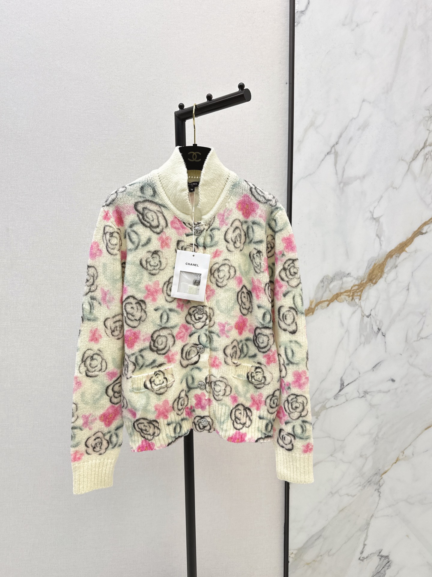 NO:625152,Custom ordered single style C Home 25Ss————The latest camellia ski series dyed and hand-painted camellia stand-collar knitted cardigan in autumn and winter. Soft and comfortable. Good breathability. Repeated enzyme washing process. Not easy to discolor. Full-body rose camellia decoration. The pink and white camellia instantly enhances the brand style. Elastic fabric wears without a sense of restraint. Easily reduce age. One color ready for sale sml,,chanel,alexander wang19860909客定爆单款 C家 25Ss————秋冬最新款山茶花滑雪系列画染手绘山茶花立领针织开衫 柔软舒适 透气性好 反复酵素水洗工艺处理 不易脱色串色 通体玫瑰山茶花装饰 粉白相间的山茶花让品牌格调瞬间提升 弹力面料穿着无束缚感 轻松减龄 一色现货发售sml,,chanel,alexander wang,Women's clothing