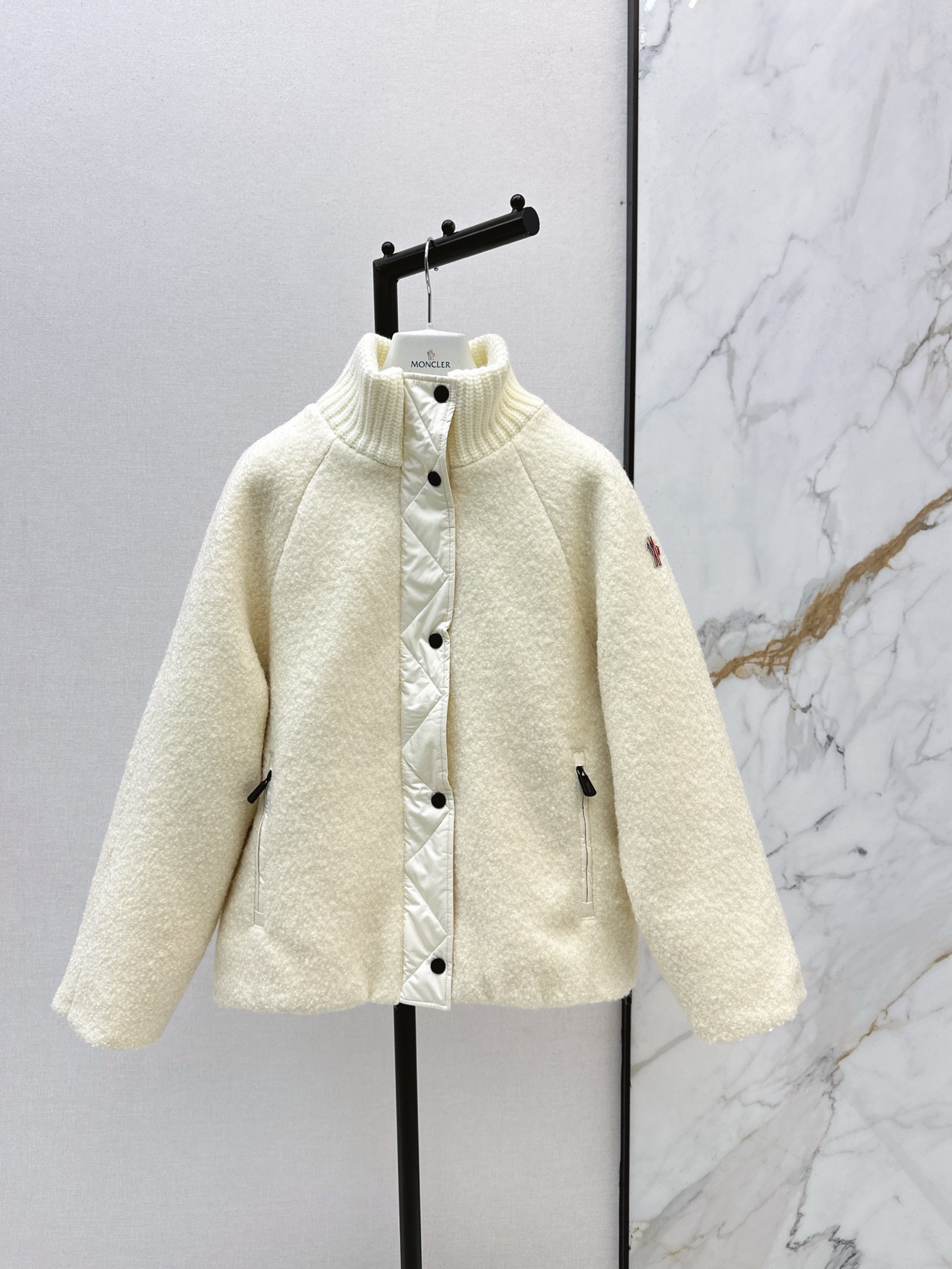 NO:625147,Comes with dust bag Mc 25Ss————Latest autumn and winter ski series lambswool down jacket coat Thick-threaded knitted stand-up collar splicing loose version Breasts and puffs reduce age, handsome and super fashionable National standard 90 white duck down filling warm and comfortable Customized hardware matching One color ready for sale 0/1/2,,jackets & coats,down jacket,alexander wang19860909配防尘袋Mc 25Ss————秋冬最新款滑雪系列羊羔毛羽绒服外套粗针螺纹针织立领拼接宽松版型 奶呼呼减龄帅气超时髦 国标90白鸭绒填充保暖又舒适定制五金件配套 一色现货发售0/1/2,,jackets & coats,down jacket,alexander wang,Women's clothing