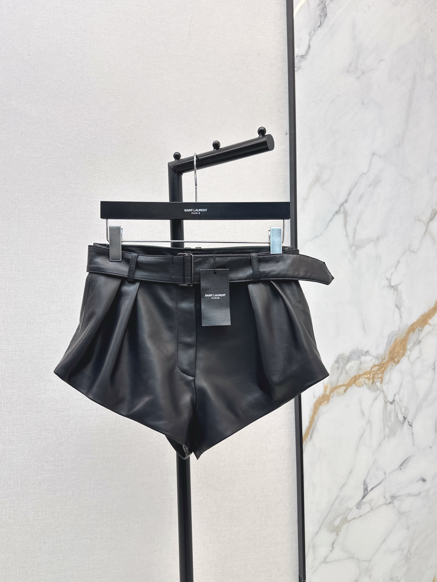 NO:625138,460SL 26Ss————The latest style of high-waisted leather shorts in early spring, the A-line version that looks slimmer and longer, the high-waist line embellishment design makes it more S-curve, more refined, an essential and versatile style for autumn and winter. Two colors are available in stock smlx, loro piana, shorts, alexander wang19860909460SL 26Ss————早春最新款高腰皮短裤最显瘦显腿长的A字版型 高腰线点缀设计更显s曲线 更加精致 秋冬必不可少的百搭款式 两色现货发售smlx,,loro piana,shorts,alexander wang,Women's clothing