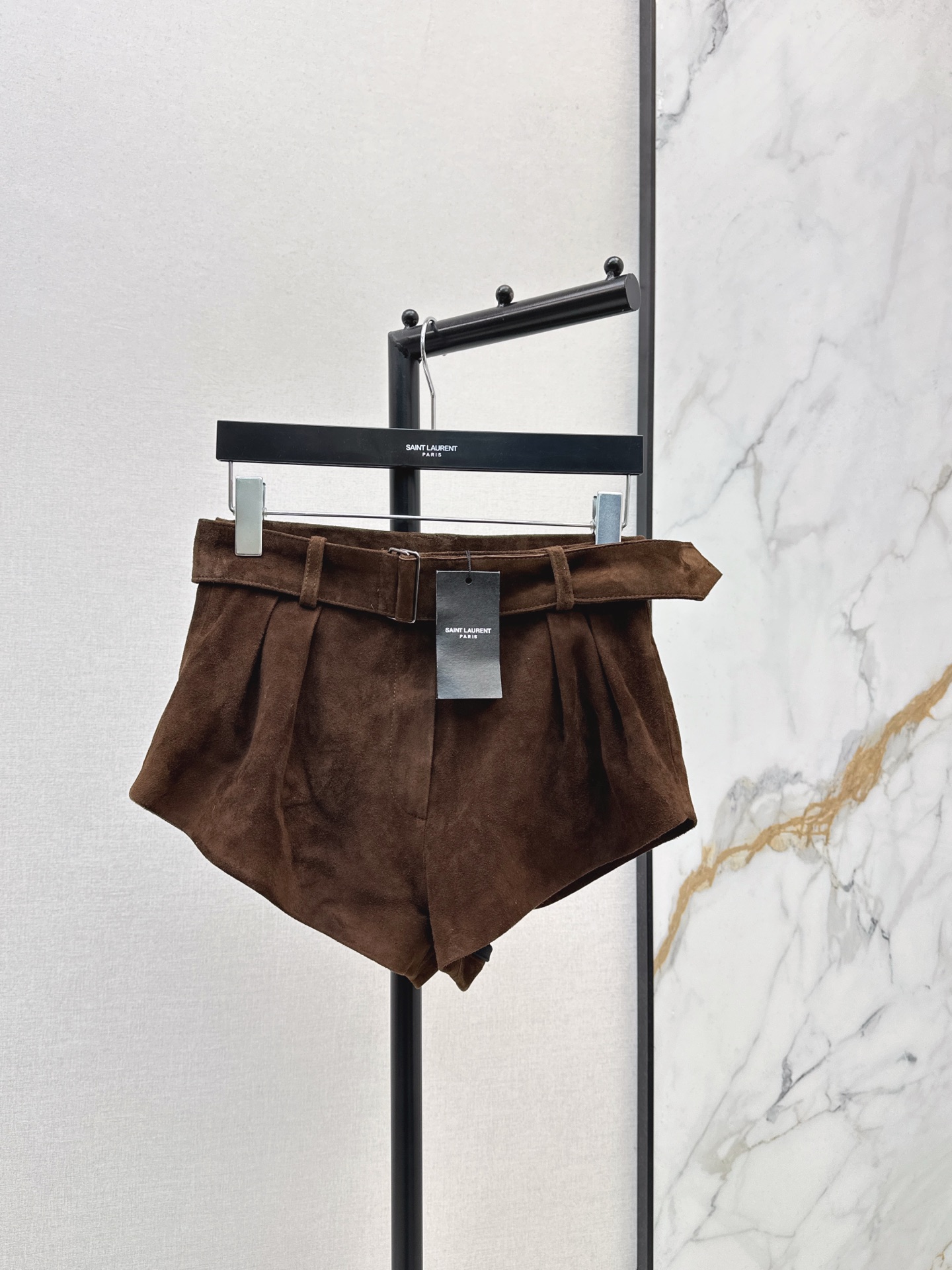 NO:625132,a560SL 26Ss————The latest high-waisted leather shorts in early spring, the most slimming and leg-lengthening A-line version. The high-waistline embellishment design shows the S-curve and is more refined. An essential and versatile style for autumn and winter. Two colors are available in stock: smlxl suede, loro piana, shorts, chamois leather, alexander wang19860909a560SL 26Ss————早春最新款高腰皮短裤最显瘦显腿长的A字版型 高腰线点缀设计更显s曲线 更加精致 秋冬必不可少的百搭款式 两色现货发售smlxl麂皮,,loro piana,shorts,chamois leather,alexander wang,Women's clothing