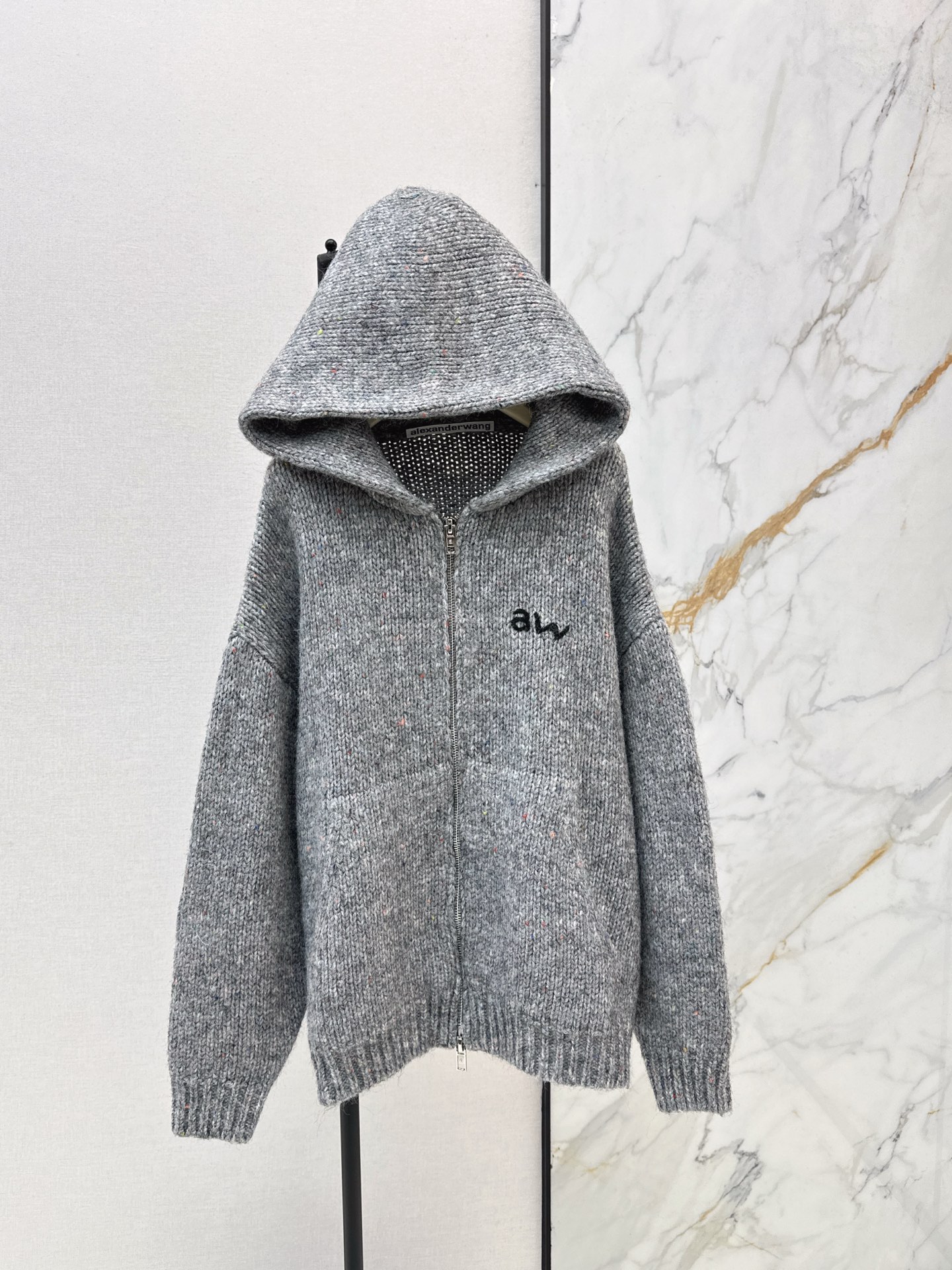 NO:625127,AW 25Ss————The latest floral knitted sweater zipper jacket for autumn and winter. The loose version of OS is very thick. It is full of warmth, lazy and practical. Girls who like loose, lazy and oversize must buy it. Customized high-weight wool blended colorful yarns make the item very distinctive. Imported looms create thick-needle rib fabric. The texture is clear and even with the variegated effect. It is really beautiful. It feels thick and has a full weight and warmth.  The hand-painted effect AW logo embroidery on the chest highlights the recognition. It is easy to wear when going out for daily check-ins or casual outings for a lazy feel. It is a tool for concave styling in winter. Available in one color, sml, versace, jackets & coats, sweaters, alexander wang19860909AW 25Ss————秋冬最新款花纱针织毛衣拉链外套 OS宽松版型很厚实的一件哦 温暖感十足慵懒又实用 喜欢宽松慵懒Oversize的妹子一定要入 定制高克重羊毛混纺彩色夹纱纱线让单品极具特色 进口织机打造粗针罗纹织面 纹理清晰均匀加上杂色的效果真的太美了 手感厚实一件的份量感十足温暖感满满 胸口饰手绘效果AW徽标刺绣凸显辨识度 日常出门打卡还是休闲出街慵懒feel轻松拿下 是冬日凹造型神器 一色现货发售sml,,versace,jackets & coats,sweaters,alexander wang,Women's clothing