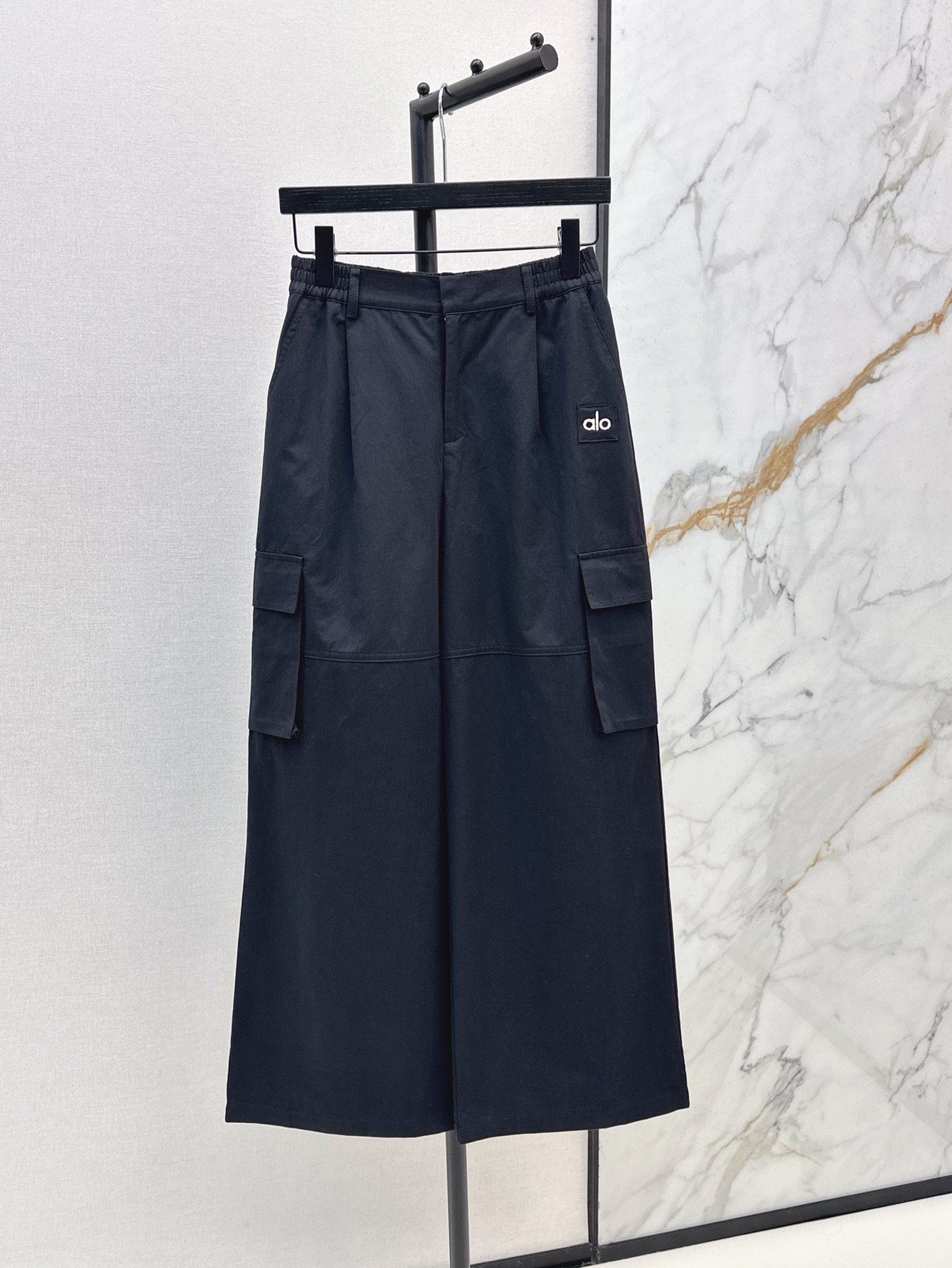 NO:626070,Alo 25Ss, a casual must-have style - the latest casual overalls decorated with small embroidery badges for autumn and winter. Fashionable and stylish, easy to match. Loose and straight, easy to cover the flesh. Modify the leg shape. Unlimited tolerance. Work pocket design on the trousers. Layered. More casual and relaxed. Relaxed, refreshing and casual. Two colors available for sale sml,,alexander wang19860909休闲必备款 Alo 25Ss————秋冬最新款刺绣小徽章装饰休闲工装裤 时髦有型巨好搭配 宽松直筒轻松遮肉 修饰腿型 无限制包容 裤身工装口袋设计 有层次感 更显休闲松弛感 松弛自在清爽休闲 两色现货发售sml,,alexander wang,Women's clothing