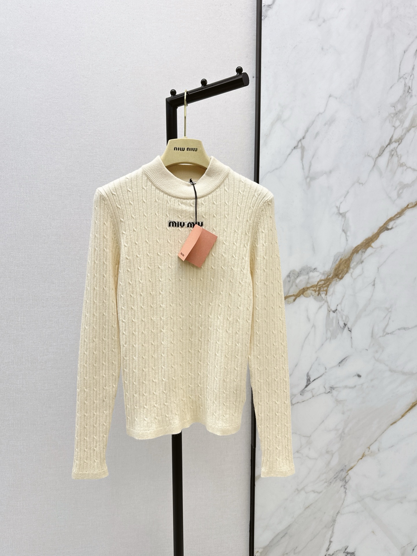 NO:626058,Miu 25Ss————The latest autumn and winter letter woven decorative round neck bottoming shirt is made of 100% virgin wool yarn. The texture is delicate and soft. It is a classic age-reducing item. The shape is not picky and makes the upper body look slimmer. The perfect item that is a must-have for the rich and beautiful. The texture is great. Two colors are available in stock. sml,, miumiu, alexander wang19860909Miu 25Ss————秋冬最新款字母提织装饰圆领打底衫百分百初剪羊毛纱线 质感细腻软糯 经典减龄单品 版型不挑人上身巨显瘦 白富美必收的完美单品 质感超赞 两色现货发售sml,,miumiu,alexander wang,Women's clothing