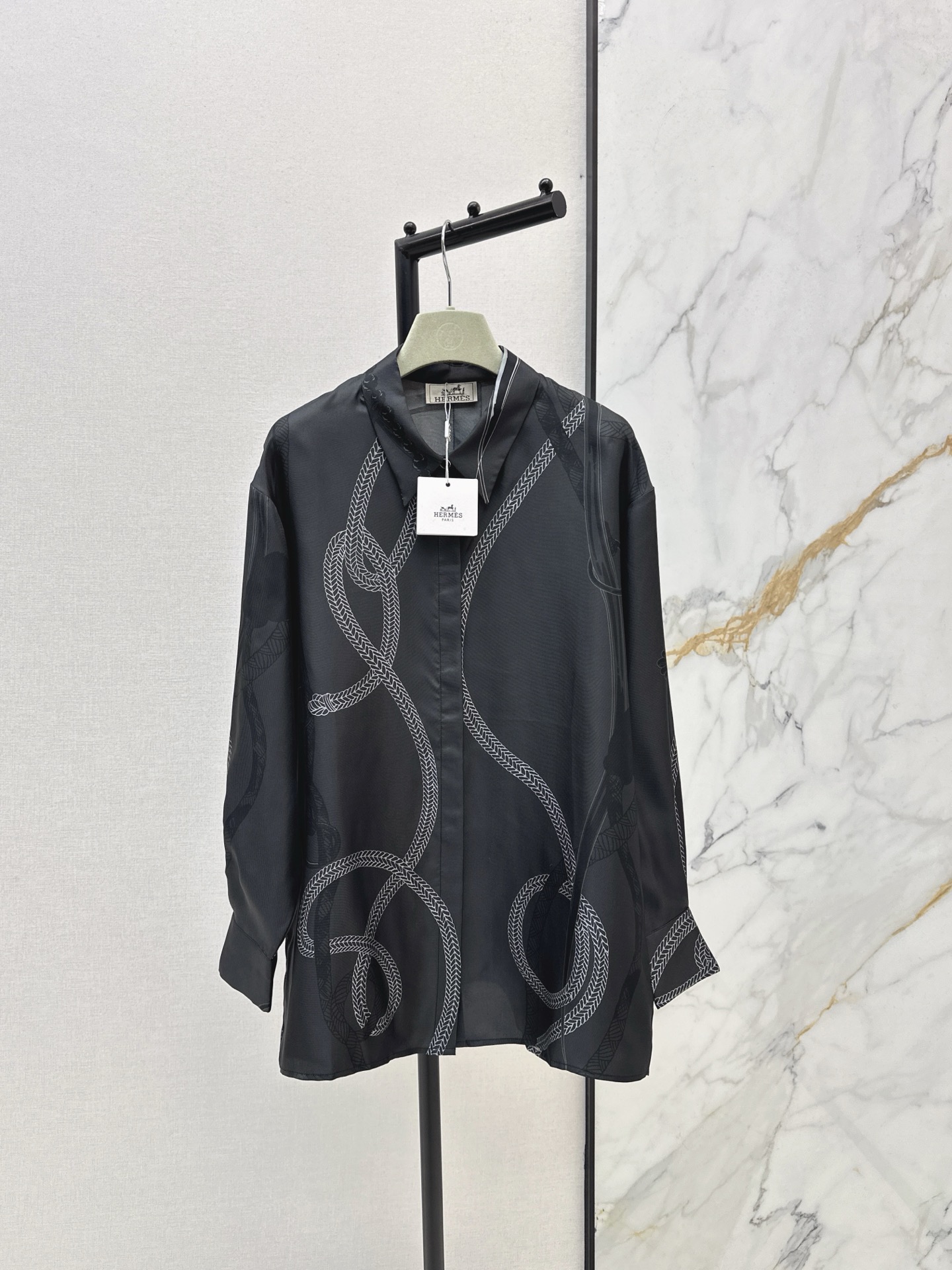 NO:626046,Her 25Ss————The latest autumn and winter Palefroi Remix pattern positioning printed silk shirt is 100% silk twill and has a great texture. It has a small lapel and a loose fit that is casual and generous. Beautiful color matching and full positioning printing is super high-end. The version is not picky and the upper body is super slim. One color is available for sale smlxl,, shirts, real silk, alexander wang19860909Her 25Ss————秋冬最新款Palefroi Remix图案定位印花真丝衬衫百分百真丝斜纹绸质感超赞 气质小翻领宽松版型随性大方 绝美配色全定位印花超高级 版型不挑人上身超显瘦 一色现货发售smlxl,,shirts,real silk,alexander wang,Women's clothing