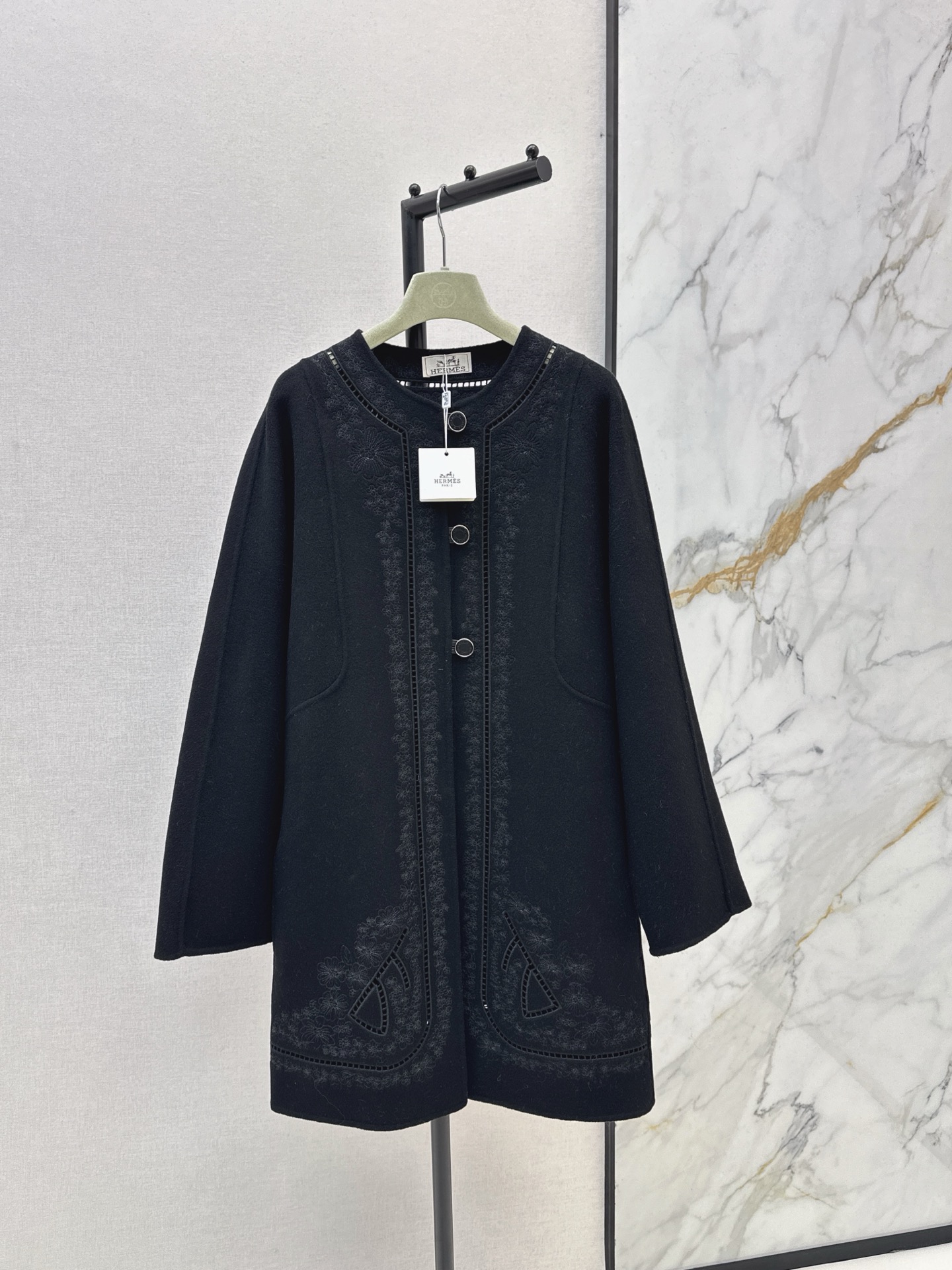 NO:626032,Equipped with a dust bag, the exclusive first release of Her 25Ss————The latest Bai Fumei must-have heavy craftsmanship 10000 stitches embroidery cashmere long coat coat autumn and winter new product layering artifact Purely handmade double-sided nylon fabric Heavy craftsmanship fully customized three-dimensional embroidery stitching Double-sided 10000-needle craft embroidery has its own sense of luxury and high-end Elegant, intellectual and gentle temperament Imported 90 wool 10 cashmere fabric texture is quite spacious and stylish Not picky H-shaped temperament  Versatile and fashionable upper body makes you look slim and tall. Two colors are available for sale now. sml, jackets & coats, alexander wang19860909配防尘袋独家首发 Her 25Ss————秋冬最新款白富美必入重工艺万针缕空刺绣羊绒长款大衣外套秋冬新品叠搭神器 纯手工制作双面尼面料 重工艺全定制立体刺绣缕空拼接 双面万针工艺刺绣自带奢华高级感 优雅知性气质温柔 进口90羊毛10羊绒面料质感挺阔有型 不挑人H版型气质干练 百搭时髦上身显瘦又高挑 两色现货发售sml,,jackets & coats,alexander wang,Women's clothing