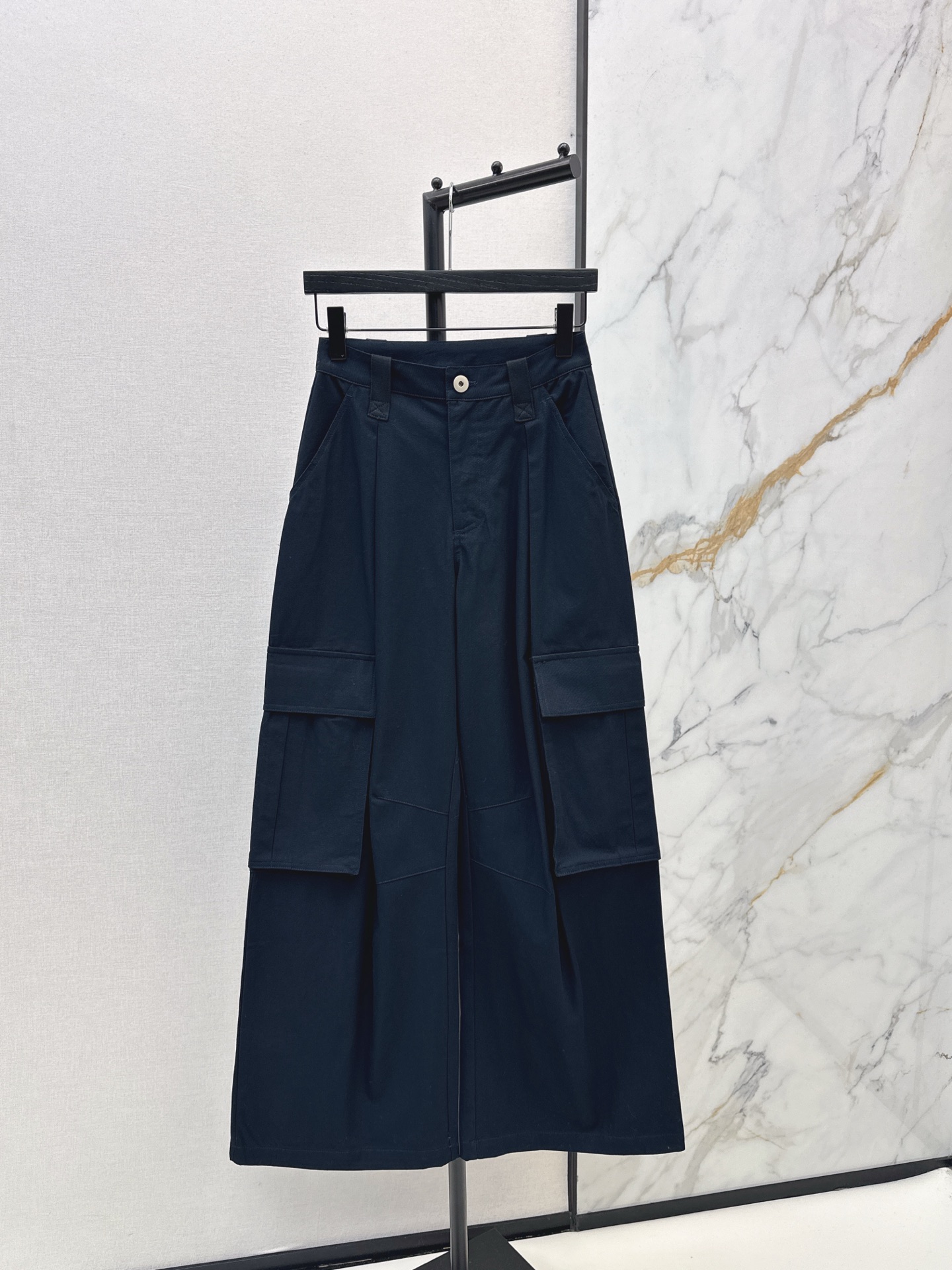 NO:626011,Casual essentials 25Ss - the latest autumn and winter embroidered letter-decorated casual overalls. Fashionable and stylish, easy to match. Loose and straight, easy to cover the flesh. Modify the leg shape. Unlimited tolerance. Work pocket design on the trousers. Layered. More casual and relaxed. Relaxed and refreshing. One color ready for sale sml,,alexander wang19860909休闲必备款 25Ss————秋冬最新款刺绣字母装饰饰休闲工装裤 时髦有型巨好搭配 宽松直筒轻松遮肉 修饰腿型 无限制包容 裤身工装口袋设计 有层次感 更显休闲松弛感 松弛自在清爽休闲 一色现货发售sml,,alexander wang,Women's clothing