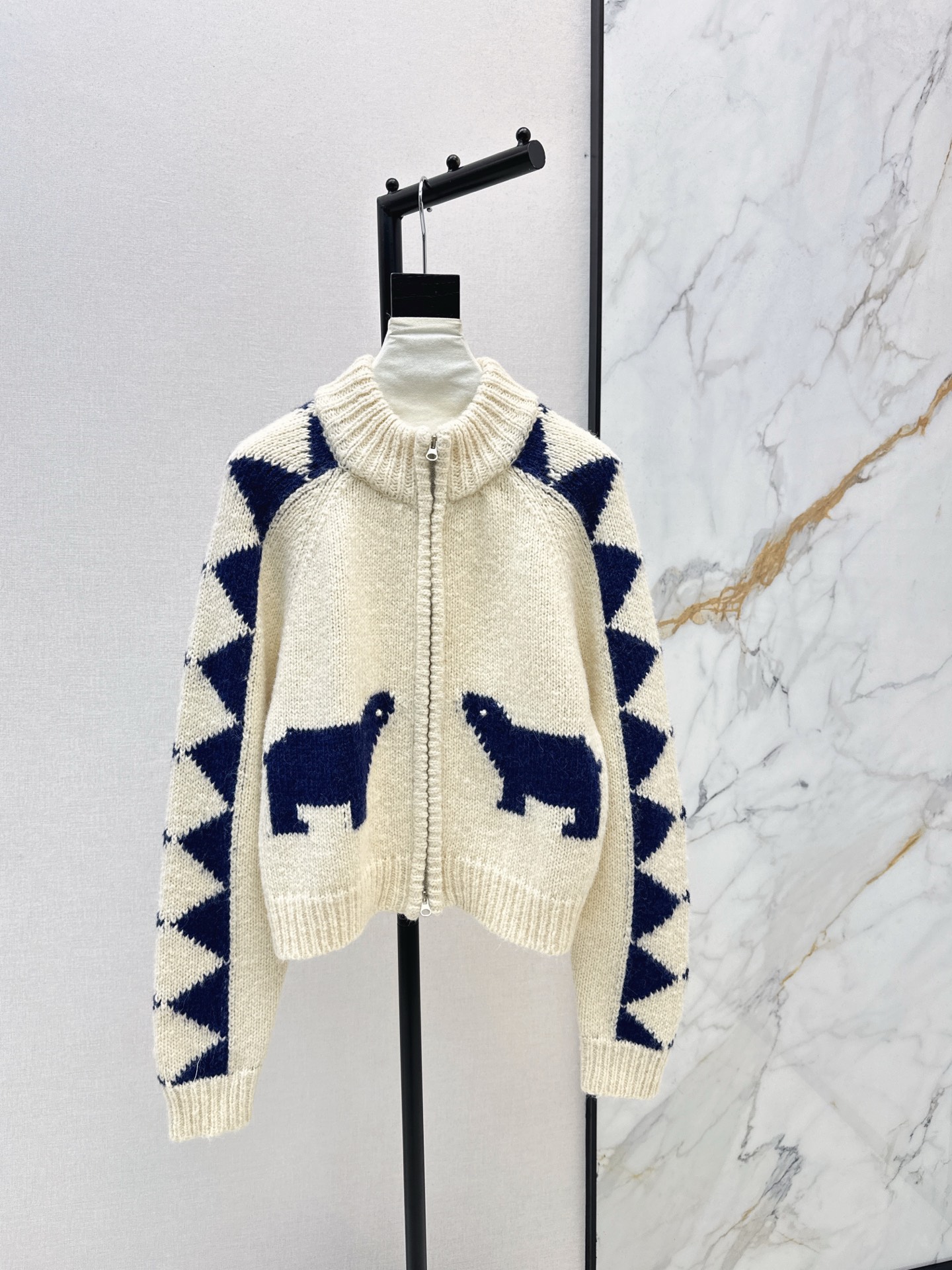 NO:625984,Fashionable design 25Ss————The latest autumn and winter ski vacation series polar bear knitted cardigan with zipper design for easy putting on and taking off. Raglan sleeves + polar bear jacquard. The loose version is comfortable and fashionable. It can be easily used for skiing or daily life. A must-have for winter wardrobe. Two colors are available for sale now. sml,,alexander wang19860909时髦设计 25Ss————秋冬最新款滑雪度假系列北极熊针织开衫拉链设计方便穿脱 插肩袖+北极熊提花 宽松版型舒适又时髦 滑雪or日常都能轻松驾驭 冬季衣橱必备 两色现货发售sml,,alexander wang,Women's clothing