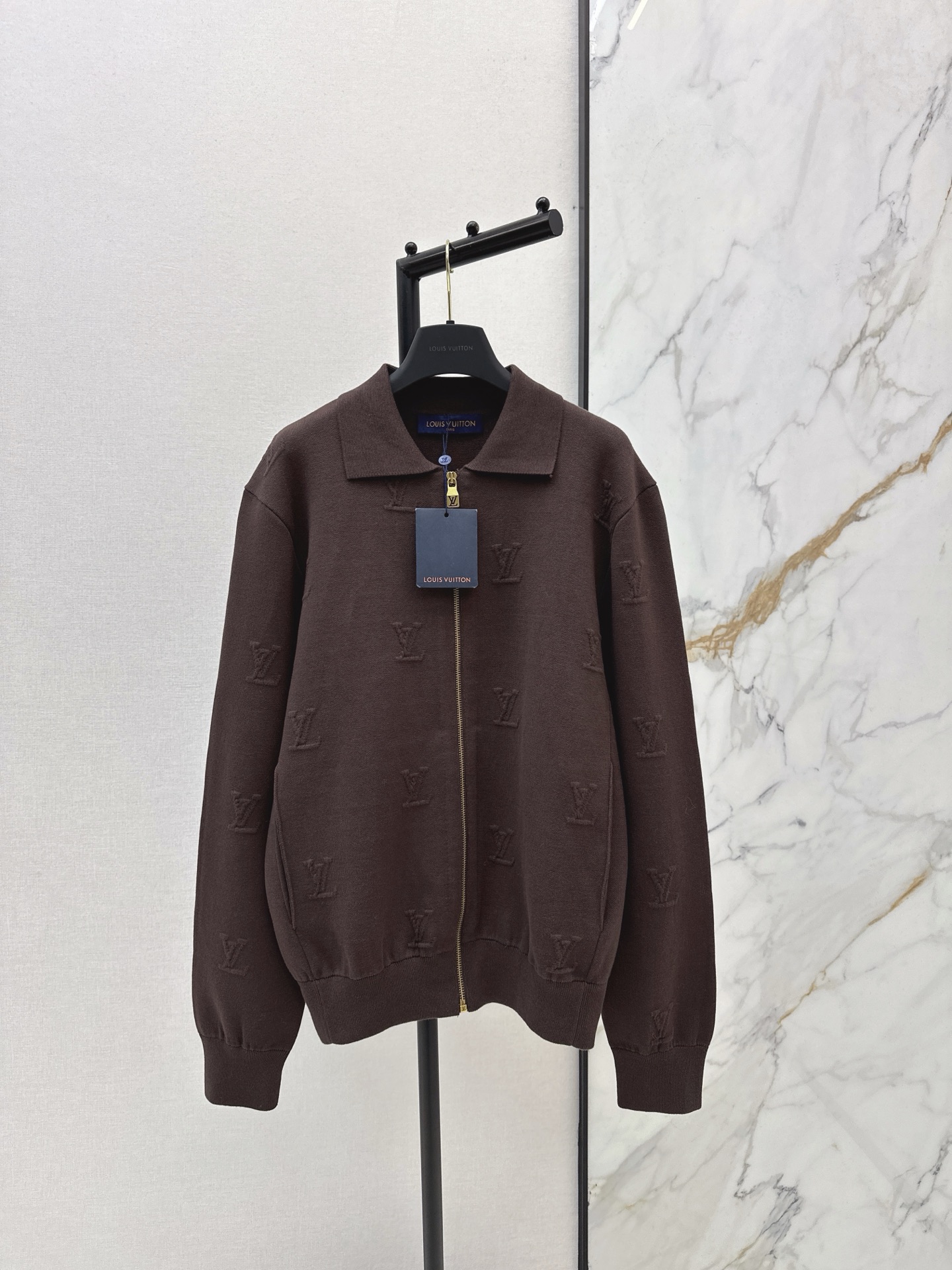 NO:625966,Same style for men and women. Highly recommended. L Family 25Ss————The latest ski series Monogram lapel cardigan in autumn and winter. Heavy-duty positioning three-dimensional lettering technology throughout the fashionable and high-end sense. Sporty atmosphere, classic wide version, fashionable and high-end. White and rich beauty must buy. Not picky about the upper body and slimming. Highly recommended single product. One color ready for sale sml, louis vuitton, alexander wang19860909男女同款 爆单推荐 L家 25Ss————秋冬最新款滑雪系列Monogram翻领开衫重工定位立体字母工艺贯穿时髦高级感 运动气息经典宽版版型时髦又高级 白富美必入 不挑人上身巨显瘦 强烈推荐单品 一色现货发售sml,,louis vuitton,alexander wang,Women's clothing