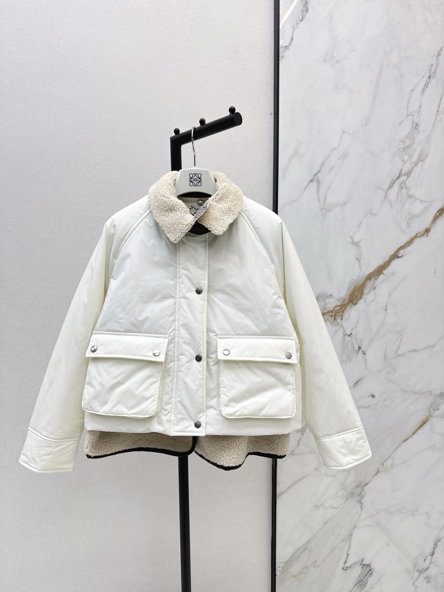 NO:625992,Loe 25Ss - the latest autumn and winter Di velvet two-piece lapel cotton jacket. Detachable two-piece set with custom leather buckle splicing. The overall shape is light and full, wind-resistant and anti-freeze. The version is a loose cocoon-shaped bread coat. The upper body is fashionable and casual. The liner vest is removable. It can be worn in many ways. The collar leather buckle can be adjusted to lock the warmth. Exquisite and versatile style. Two colors are available now. SML,, loewe, jackets & coats, alexander wang19860909Loe 25Ss————秋冬最新款迪绒两件套翻领棉服外套 可拆卸两件套定制皮扣拼接 整体轻盈饱满抗风抗冻 版型是宽松茧型面包服 上身时髦休闲松弛感 内胆马甲可拆卸 一衣多穿 领口皮扣可调节锁住保暖性 精致百搭造型感十足 两色现货发售sml,,loewe,jackets & coats,alexander wang,Women's clothing