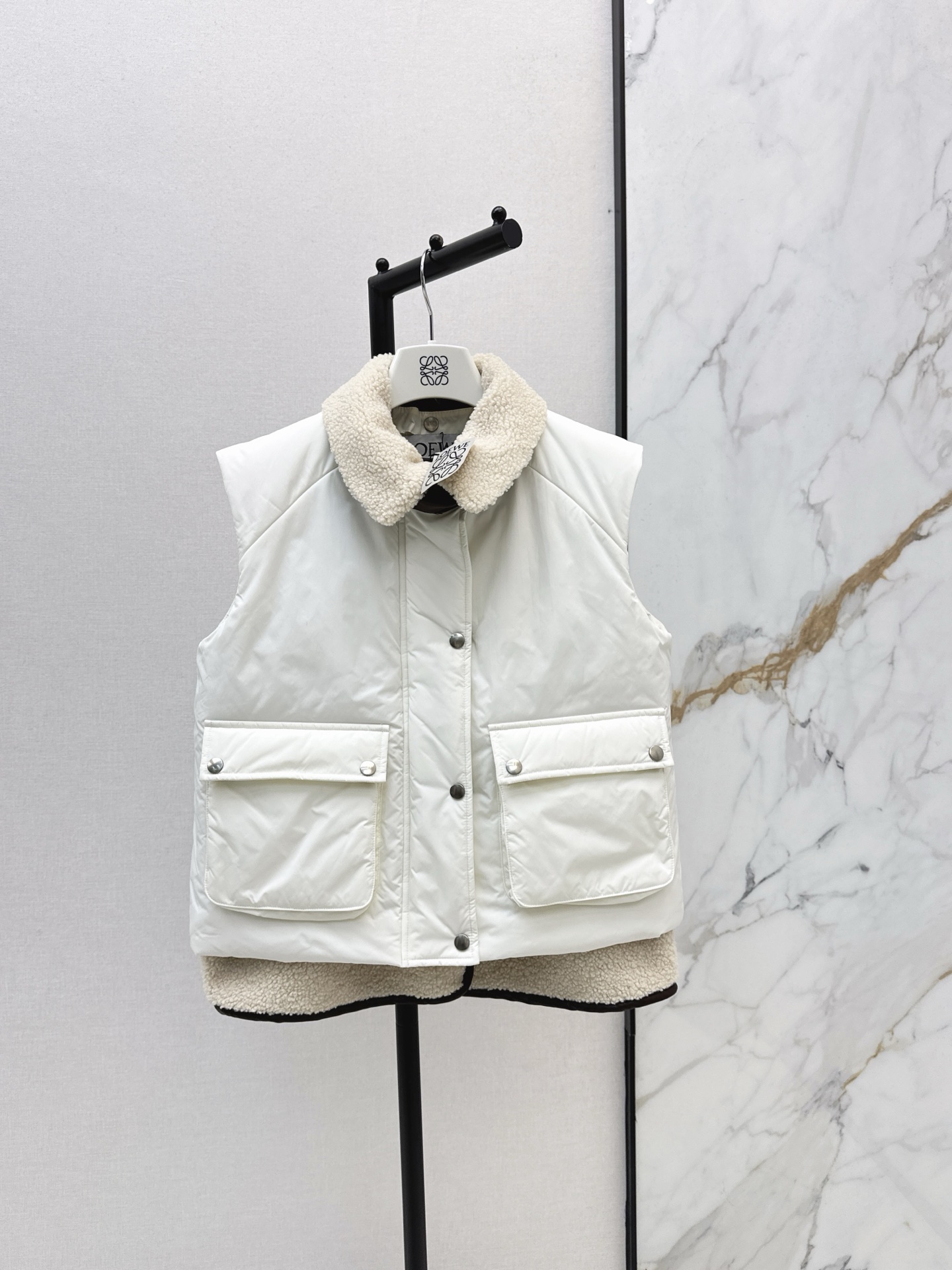 NO:625983,Loe 25Ss - the latest autumn and winter teddy velvet two-piece lapel cotton vest. Detachable two-piece set with custom leather buckle splicing. The overall shape is light and full, wind-resistant and anti-freeze. The version is a loose cocoon-shaped bread coat. The upper body is fashionable and casual. The lining vest is removable. It can be worn multiple times. The collar leather buckle can be adjusted to lock the warmth. Exquisite and versatile. Two colors are available for sale sml, loewe, alexander wang19860909Loe 25Ss————秋冬最新款泰迪绒两件套翻领棉服马甲 可拆卸两件套定制皮扣拼接 整体轻盈饱满抗风抗冻 版型是宽松茧型面包服 上身时髦休闲松弛感 内胆马甲可拆卸 一衣多穿 领口皮扣可调节锁住保暖性 精致百搭造型感十足 两色现货发售sml,,loewe,alexander wang,Women's clothing