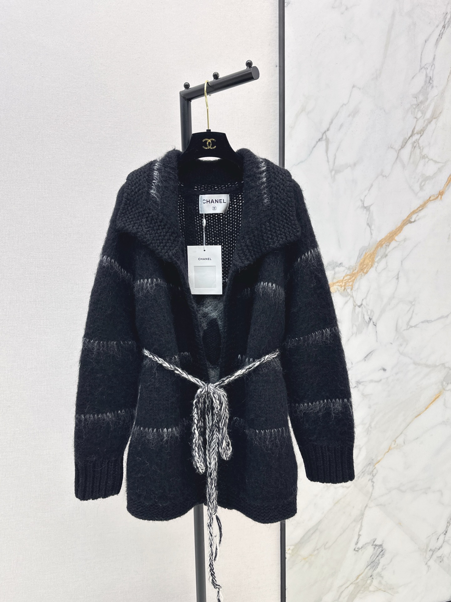 NO:625965,Recommended single item: C Home 25Ss - the latest mohair belt cardigan for autumn and winter. The classic H version with a belt does not limit your body shape at all ~ casual and fashionable. The black and white splicing color scheme is simple and versatile. The fluffy and lazy feeling of mohair cannot be replaced by other fabrics. It focuses on a casual and free feeling. Two colors are available in stock sml,, chanel, alexander wang19860909爆单款推荐 C家 25Ss————秋冬最新款马海毛腰带开衫经典H版型搭配腰带完全不限制身材～休闲时髦 黑白拼接配色简约百搭 马海毛拥有的蓬松感跟慵懒感是无法用其他面料代替的 主打一个随性自由的感觉 两色现货发售sml,,chanel,alexander wang,Women's clothing