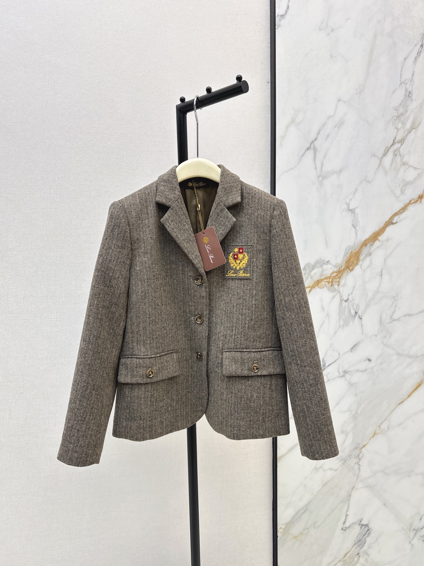 NO:625949,Relaxed old money style outfit LP 25Ss - the latest handsome lapel suit jacket for autumn and winter, fashionable and non-contrasting style. Customized heavy wool herringbone fabric, high quality. It has aura and modifies the shoulder shape. H-shaped tailoring. Easy to wear and not picky. Easy concave shape. The details are processed very carefully. One color ready for sale sml,, loro piana, jackets & coats, business suit, alexander wang19860909松弛老钱风穿搭 LP 25Ss——秋冬最新款帅气翻领西装外套时髦不撞款 定制重磅羊毛人字纹面料 品相上乘 拥有气场同时修饰肩型 H版型剪裁 好穿不挑人 轻松凹造型 细节处理非常细致 一色现货发售sml,,loro piana,jackets & coats,business suit,alexander wang,Women's clothing