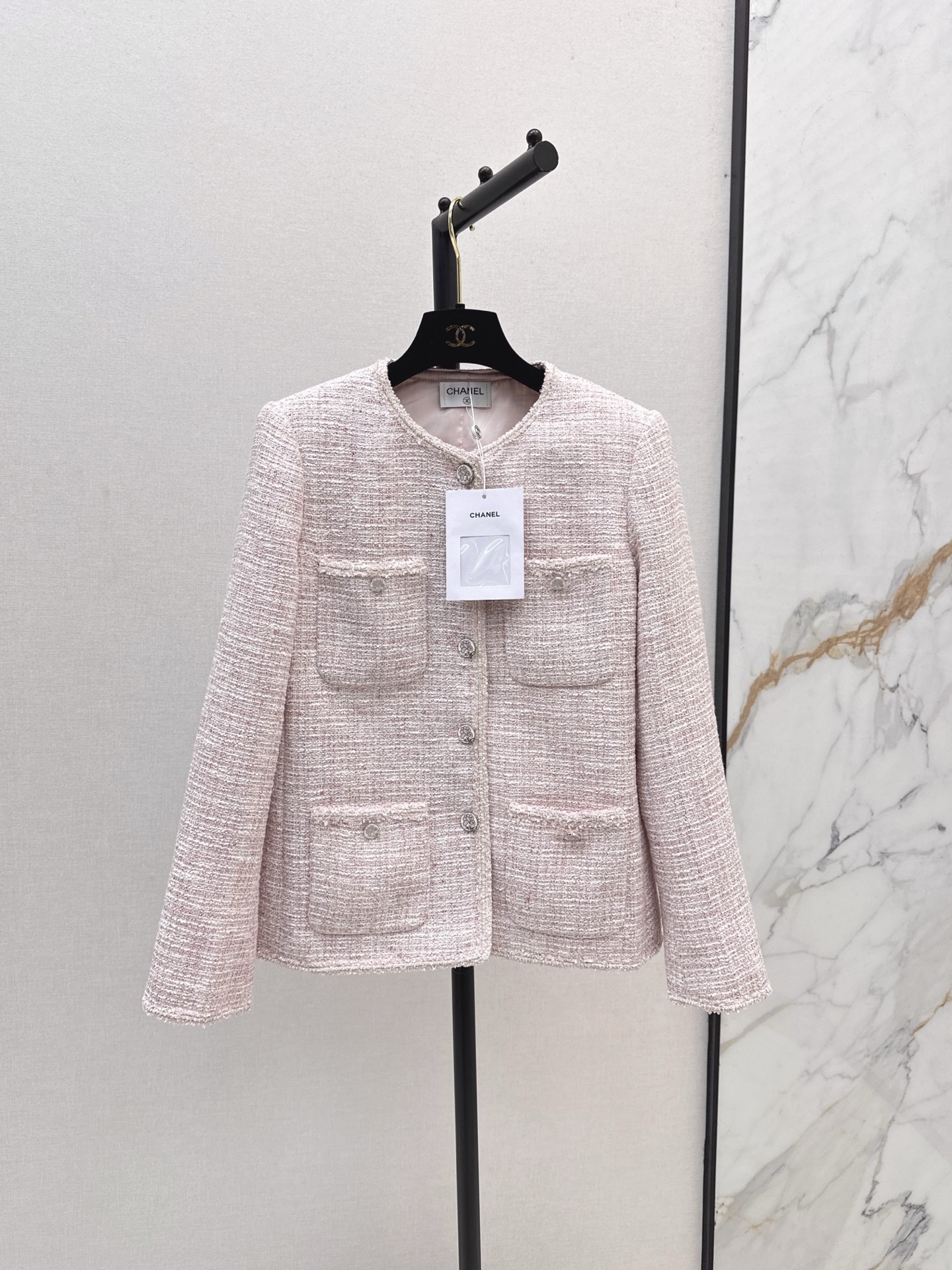 NO:627059,Exclusive first release of C Home 25Ss - the latest four-pocket decorative woven jacket in autumn and winter, with a ladylike style and a small fragrance~~ Beautiful high-end woven fabric, super beautiful, French elegance, ladylike style, H-cut upper body, ladylike style. One color ready for sale sml,,chanel,jackets & coats,alexander wang19860909独家首发 C家 25Ss————秋冬最新款四口袋装饰编织外套名媛气质小香风～～绝美高级编织面料超美 法式优雅气质名媛风 H版型剪裁上身名媛气质 一色现货发售sml,,chanel,jackets & coats,alexander wang,Women's clothing