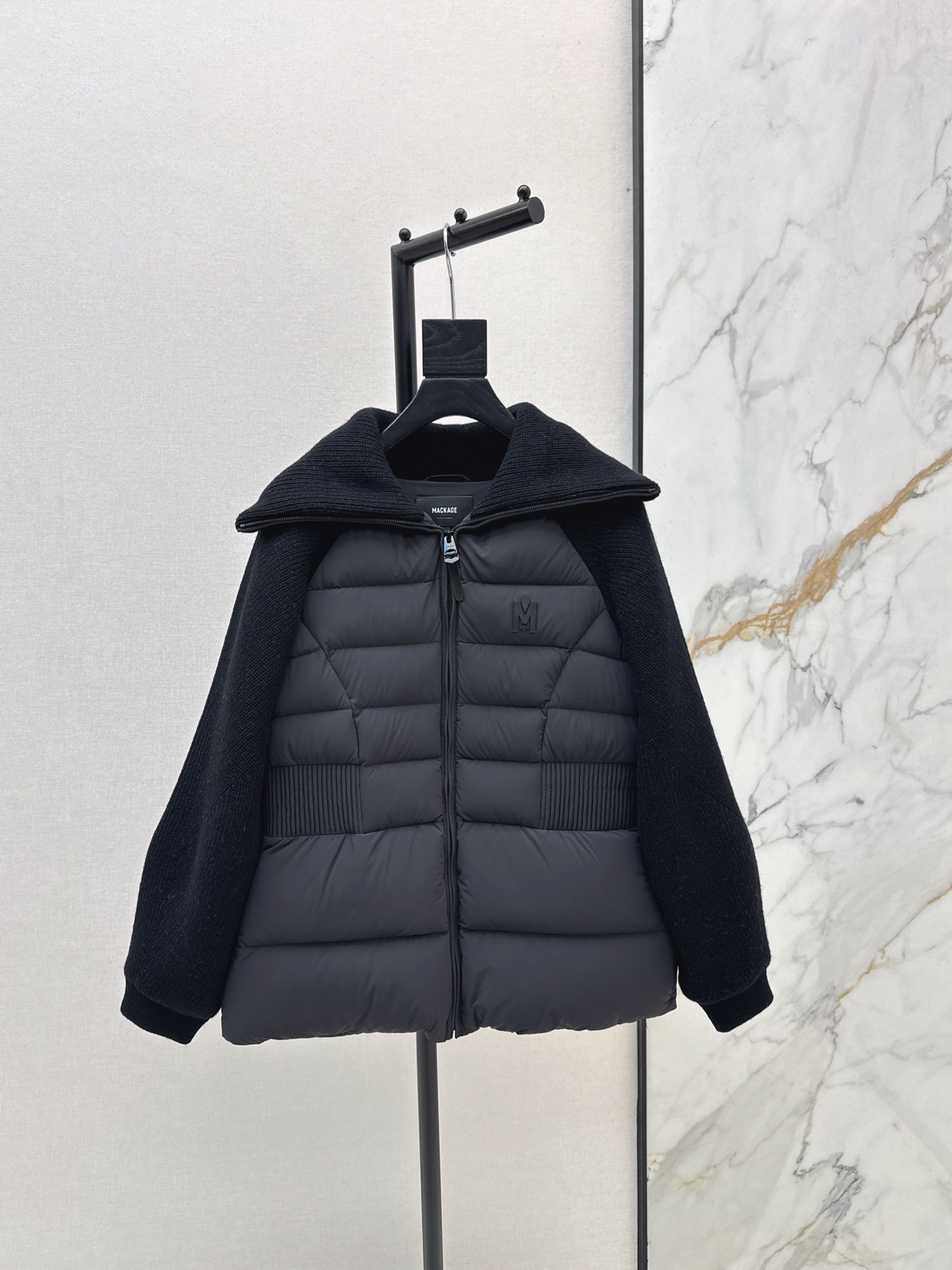 NO:627054,Comes with dust bag Mack~ 25Ss————The latest autumn and winter spliced ​​sleeves, waist lapel down jacket, custom-made imported windproof and waterproof nylon material, double the cold protection function, white goose down filling lining, the whole piece is light and warm, knitted large lapel zipper placket design, vertical pit strips at the waist, elastic waist, outline the waist curve, wear slim, stylish and warm, four colors ready for sale sml,, down jacket, alexander wang19860909配防尘袋Mack～ 25Ss————秋冬最新款拼接袖子收腰翻领羽绒服定制进口防风防水尼龙材质 御寒功能加倍 白鹅绒填充内里整件轻盈保暖 针织大翻领拉链开襟设计 腰间竖坑条弹力收腰 勾勒腰身曲线穿搭修身显瘦 洋气保暖 四色现货发售sml,,down jacket,alexander wang,Women's clothing