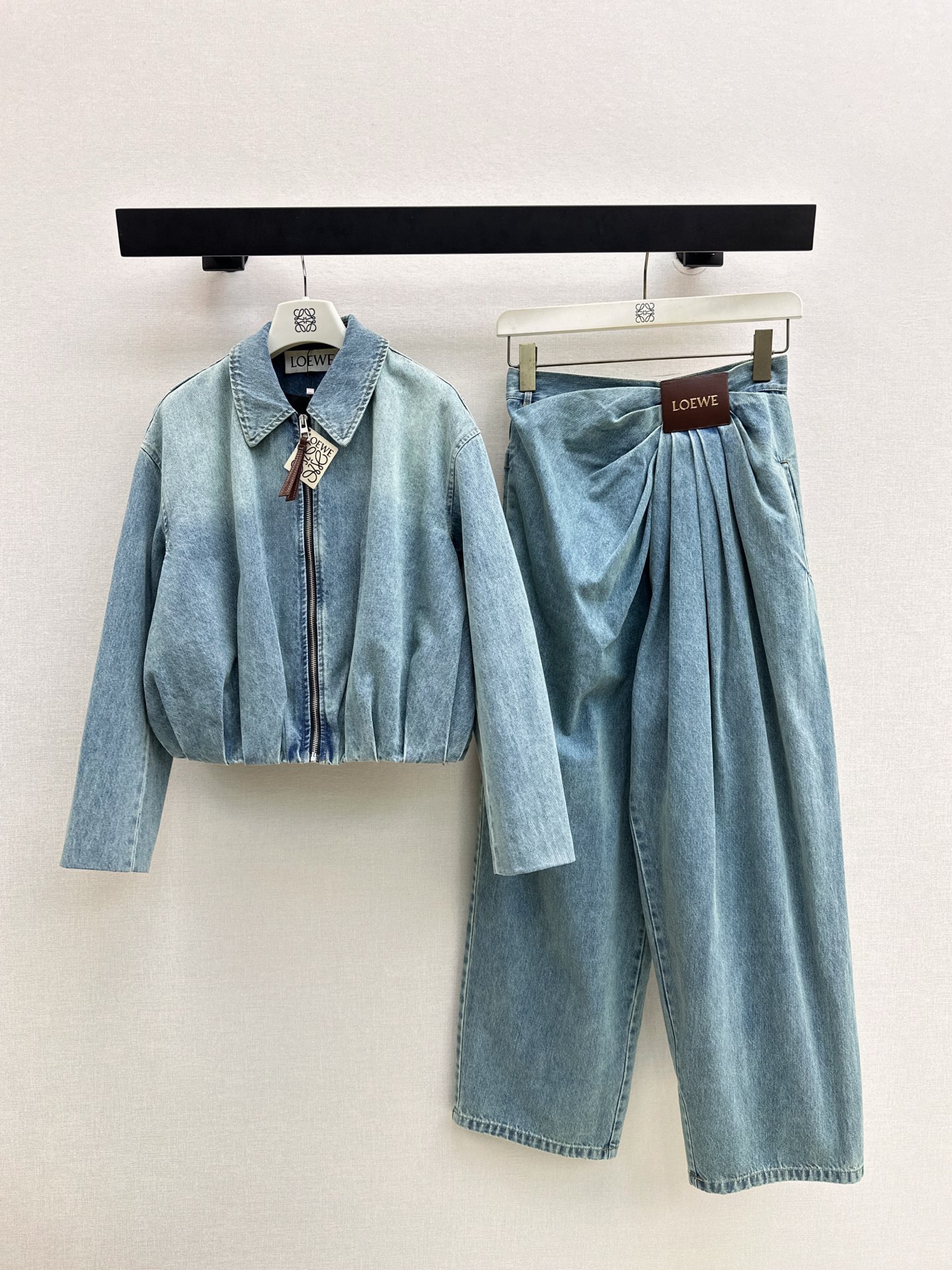 NO:627042,Loe 25Ss - the latest fashionable design denim suit for autumn and winter, denim jacket + irregular pleated denim trousers, customized twill denim cotton material, retro texture, zipper jacket style, whole body dark and light blue collision, bringing more fashionable outfits, one color separately developed, ready for sale smlxl jacket,,loewe,jackets & coats,jackets & coats,alexander wang19860909Loe 25Ss———秋冬最新款时髦设计感牛仔套装牛仔夹克外套+不规则褶皱牛仔长裤 定制斜纹牛仔棉材质 质感复古 拉链夹克外套版型 通体深浅蓝色碰撞 带来更为时尚穿搭 一色分开发 现货发售smlxl 外套,,loewe,jackets & coats,jackets & coats,alexander wang,Women's clothing