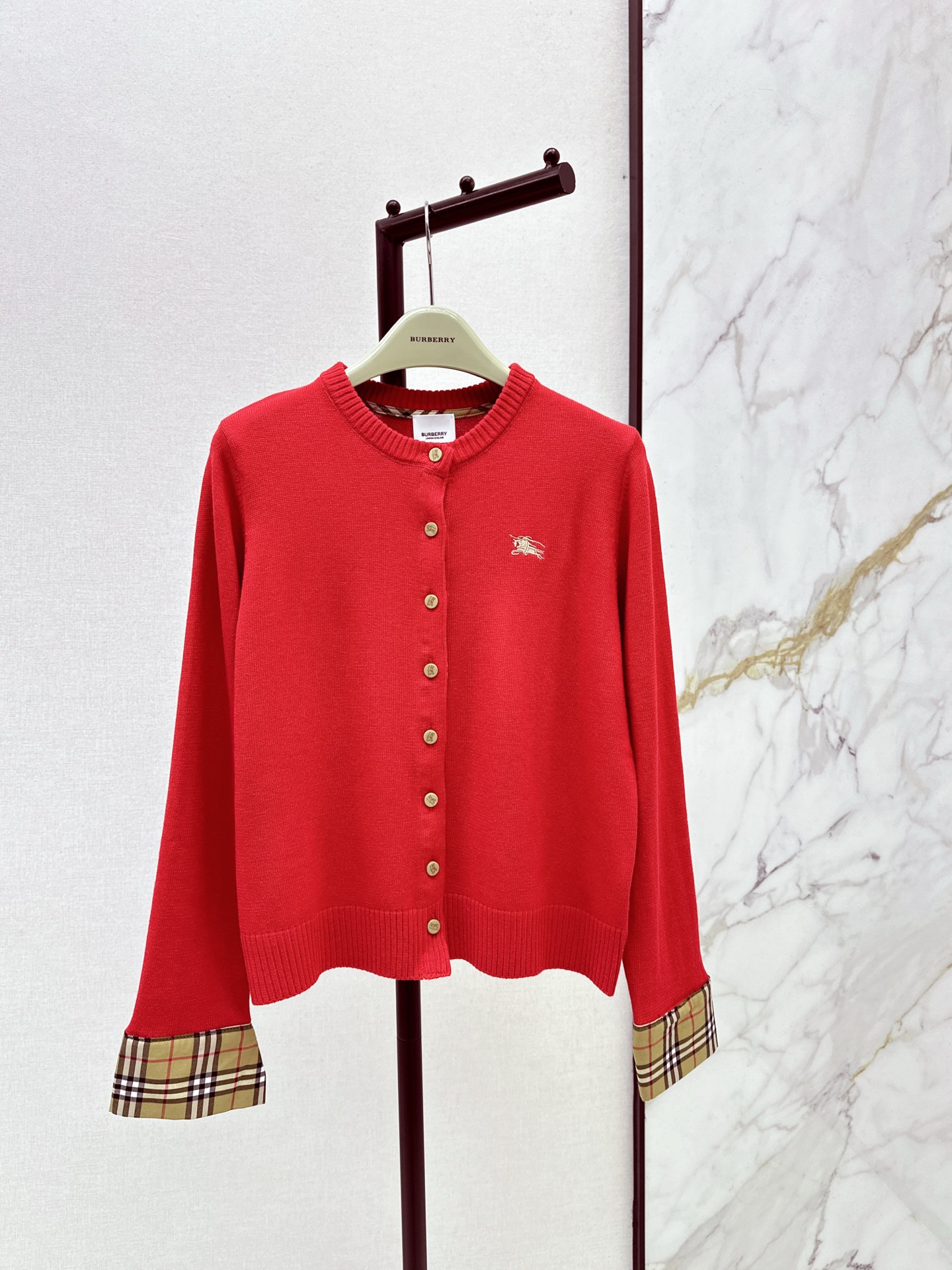 NO:627091,Exclusive style~~Bur 26Ss————Early spring’s latest spliced ​​plaid decorated knitted cardigan with gentle retro style~~Classic small round neck, casual and versatile, you can’t go wrong with basic colors casually!  This basic style is the key point. It looks good when worn alone or layered. The splicing method of the sleeves is beautiful and more durable. Two colors are available in stock, sml, burberry, and alexander wang.19860909独家款～～Bur 26Ss————早春最新款拼接格纹装饰针织开衫温柔复古风～～经典小圆领休闲百搭 基础色随意搭配都不会出错！这种基础款版型是重点 单穿叠穿都好看 袖子拼接做法美观的同时更经久耐穿 两色现货发售sml,,burberry,alexander wang,Women's clothing