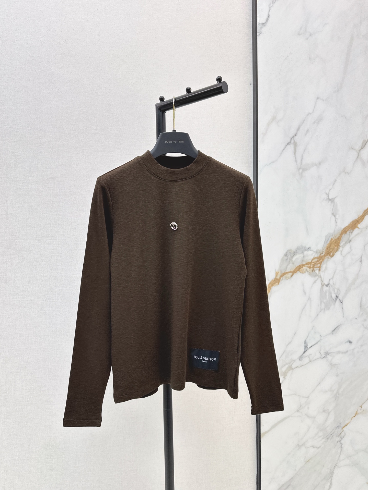 NO:627068,Ljia 25Ss————The latest small stand-up collar bottoming shirt top for autumn and winter. It is high-end and elegant. It is soft, elastic and very comfortable. It has a full sense of high-end wear. Innovative fabrics are light and soft. The actual product is very good!  The tight fit shows your figure, the upper body is fashionable and versatile, and it looks good when you take off the jacket and wear it underneath. Three colors are on sale now, sml, louis vuitton, jackets & coats, alexander wang19860909L家 25Ss————秋冬最新款小立领打底衫上衣 高级大气 柔软弹力很舒服 满满的穿搭高级感 创新面料 轻盈柔软 实物非常赞！紧身显身材 上身洋气百搭 穿搭好看 脱掉外套里搭也是美美的 三色现货发售sml,,louis vuitton,jackets & coats,alexander wang,Women's clothing