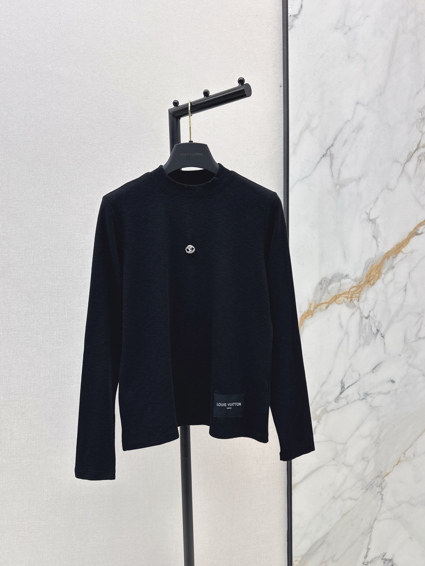 NO:627062,Ljia 25Ss————The latest small stand-up collar bottoming shirt top for autumn and winter. It is high-end and elegant. It is soft, elastic and very comfortable. It has a full sense of high-end wear. Innovative fabrics are light and soft. The actual product is very good!  The tight fit shows your figure, the upper body is fashionable and versatile, and it looks good when you take off the jacket and wear it underneath. Three colors are on sale now, sml, louis vuitton, jackets & coats, alexander wang19860909L家 25Ss————秋冬最新款小立领打底衫上衣 高级大气 柔软弹力很舒服 满满的穿搭高级感 创新面料 轻盈柔软 实物非常赞！紧身显身材 上身洋气百搭 穿搭好看 脱掉外套里搭也是美美的 三色现货发售sml,,louis vuitton,jackets & coats,alexander wang,Women's clothing