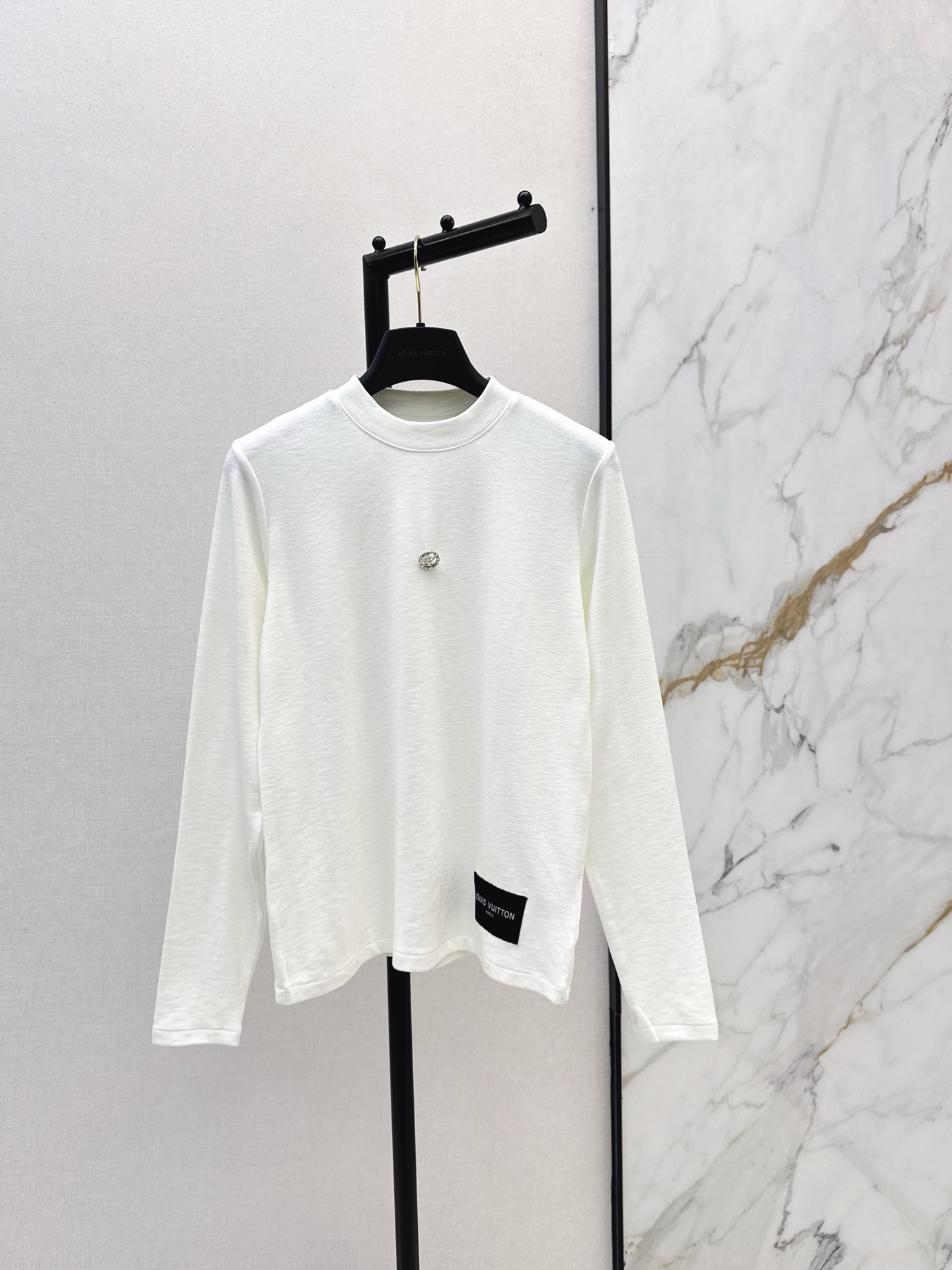 NO:627057,Ljia 25Ss————The latest small stand-up collar bottoming shirt top for autumn and winter. It is high-end and elegant. It is soft, elastic and very comfortable. It has a full sense of high-end wear. Innovative fabrics are light and soft. The actual product is very good!  The tight fit shows your figure, the upper body is fashionable and versatile, and it looks good when you take off the jacket and wear it underneath. Three colors are on sale now, sml, louis vuitton, jackets & coats, alexander wang19860909L家 25Ss————秋冬最新款小立领打底衫上衣 高级大气 柔软弹力很舒服 满满的穿搭高级感 创新面料 轻盈柔软 实物非常赞！紧身显身材 上身洋气百搭 穿搭好看 脱掉外套里搭也是美美的 三色现货发售sml,,louis vuitton,jackets & coats,alexander wang,Women's clothing