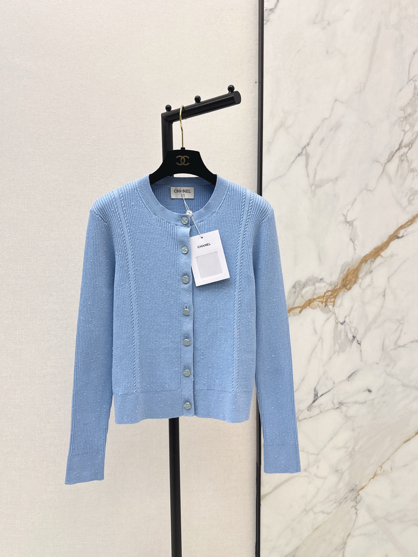 NO:627046,C Home 26Ss - the latest coco girl outfit in early spring, hidden snowflake yarn jacquard knitted cardigan, imported yarn, classic version, versatile for age reduction and fashionable. Swiss machine 18-needle craftsmanship, imported yarn, delicate and comfortable texture. Customized metal buckle. Age-reducing girl's style is not picky and the upper body is very slim. One color ready for sale sml,,chanel,alexander wang19860909C家 26Ss———早春最新款coco女孩穿搭隐藏款雪花纱提花针织小开衫进口纱线经典版型百搭减龄又时髦 瑞士机18针工艺进口纱线质感细腻舒适 定制金属扣 减龄少女穿搭版型不挑人上身巨显瘦 一色现货发售sml,,chanel,alexander wang,Women's clothing