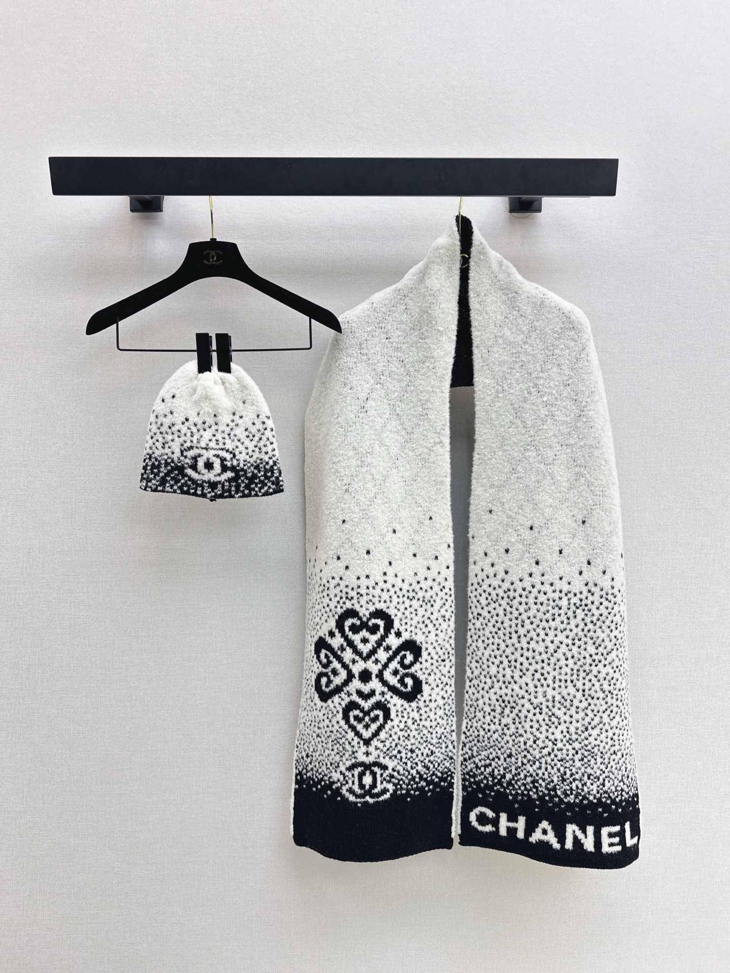 NO:627029,Recommended single style of hats and scarves C Home 25Ss————The latest coco girl ski series cashmere cold hat/scarf in autumn and winter, cashmere thick weaving technology, not picky, gradient snowflake shape, must-have for skiing babies, the highest quality, a must-have two-piece set in winter, one color, one size fits all,,chanel,hats,alexander wang19860909帽子围巾爆单款推荐 C家 25Ss————秋冬最新款coco女孩滑雪系列羊绒冷帽/围巾羊绒厚织工艺 不挑头型 渐变雪花造型 滑雪宝宝必备 最高品质 冬天必入两件套 一色均码,,chanel,hats,alexander wang,Women's clothing