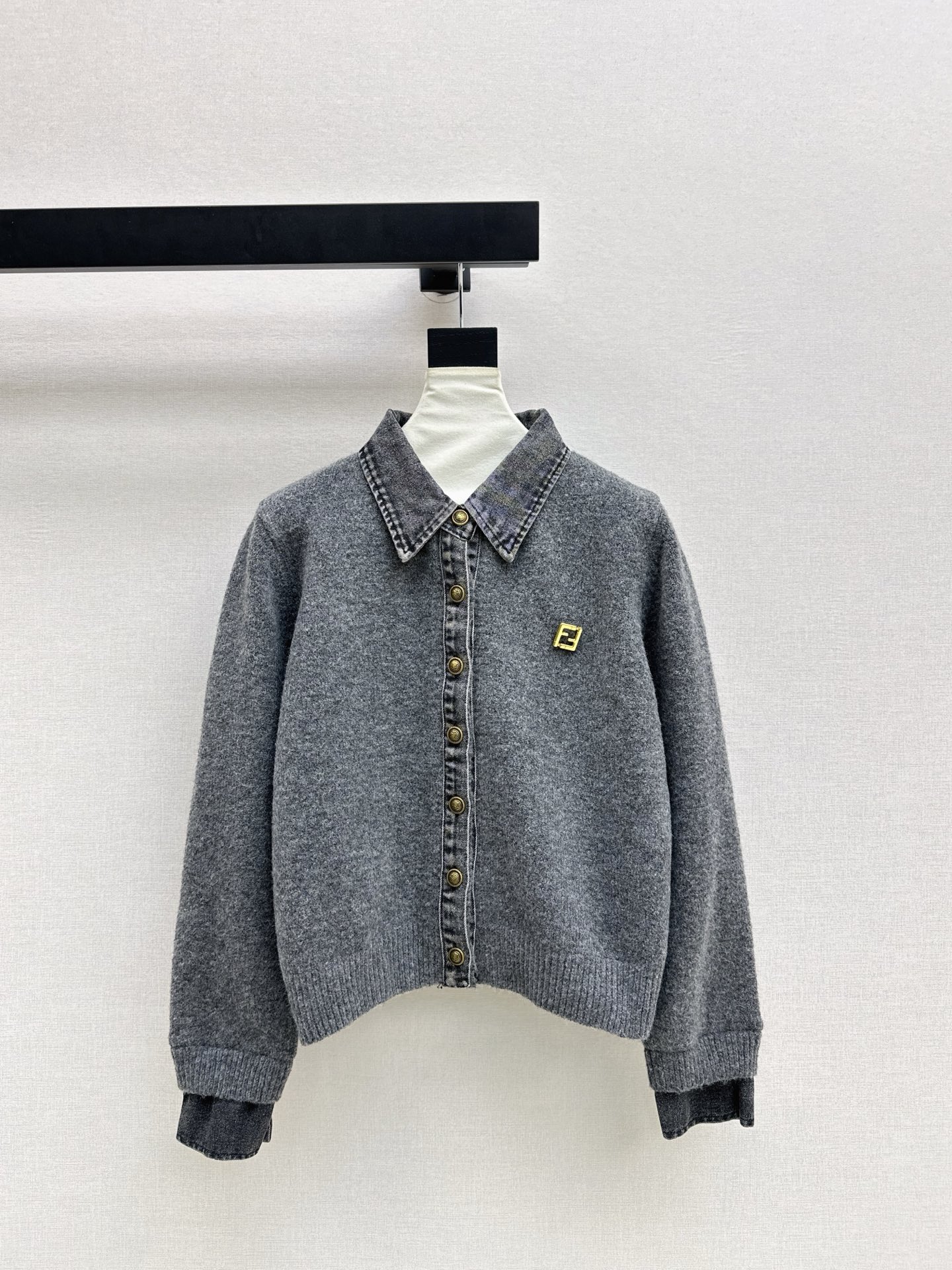 NO:627022,Exclusive model ~ FD 26Ss————The latest new denim splicing polo sweater in early spring is full of fashion. Recommended to buy. It is easy to wear for age reduction. A must-have for layering. It is very eye-catching. Wool yarn is extra warm. Dark gray/light gray. Ready for sale. sml,,sweaters,alexander wang19860909独家款～ FD 26Ss————早春最新款新款牛仔拼接polo毛衣时髦感十足 推荐入手 减龄又好穿 叠穿必备 非常吸睛 羊毛纱线保暖加分 深灰色/浅灰色 现货发售sml,,sweaters,alexander wang,Women's clothing