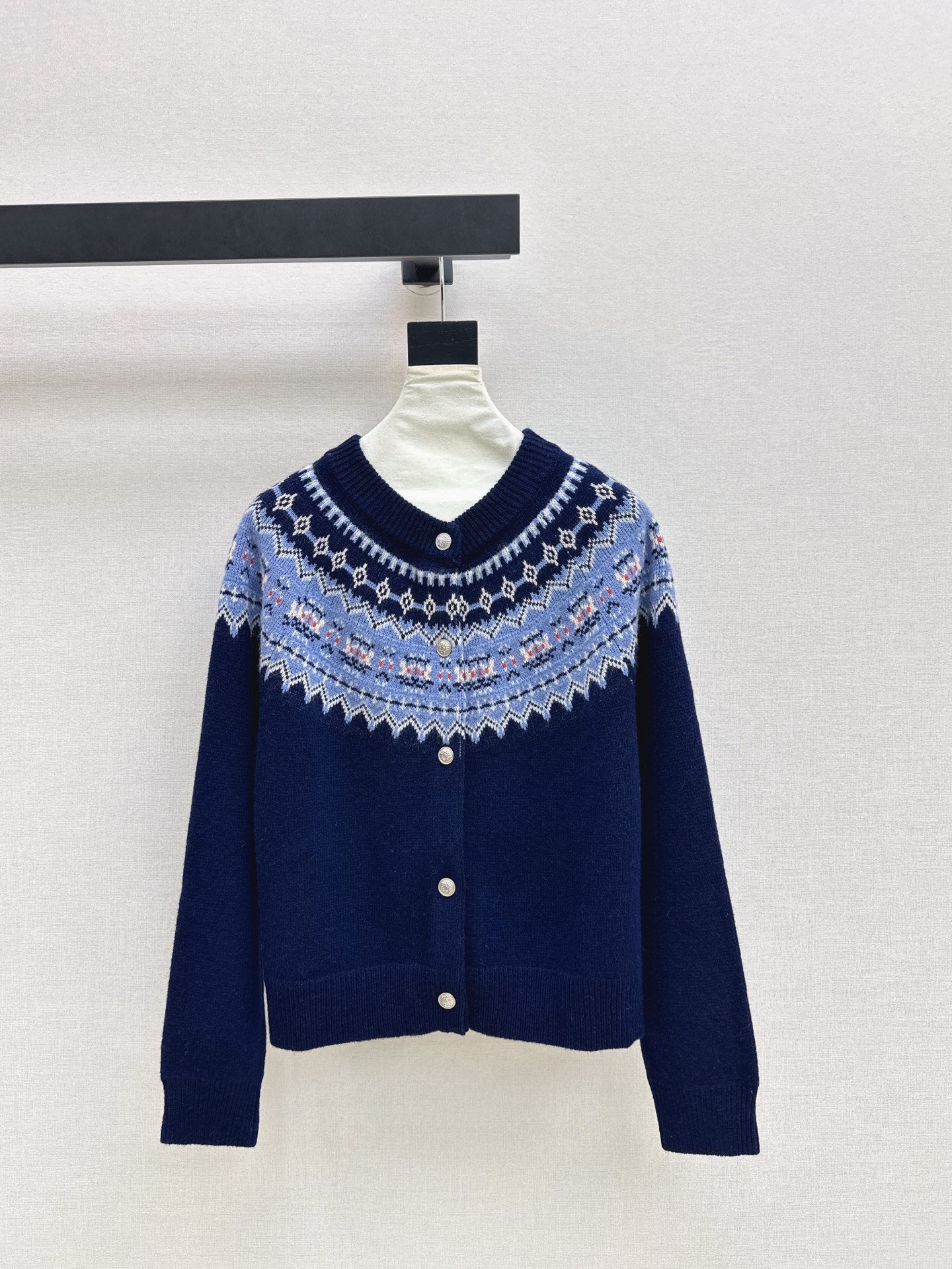 NO:627015,260L 26Ss————The latest retro Fair Isle pattern wool cardigan in early spring. It is retro and fashionable. It has a great atmosphere. If you like retro style, don’t miss it. The color is very beautiful and very classic. The version is not picky. It uses wool yarn and is matched with hardware buttons. It has a sense of detail. Three colors are available for sale now: sml, loro piana, alexander wang19860909260L 26Ss————早春最新款复古费尔岛图案羊毛开衫 复古时髦 很有氛围感 喜欢复古风的不要错过了 配色很好看 非常经典 版型也不挑人 采用羊毛纱线 搭配五金钮扣 很有细节感 三色现货发售sml,,loro piana,alexander wang,Women's clothing