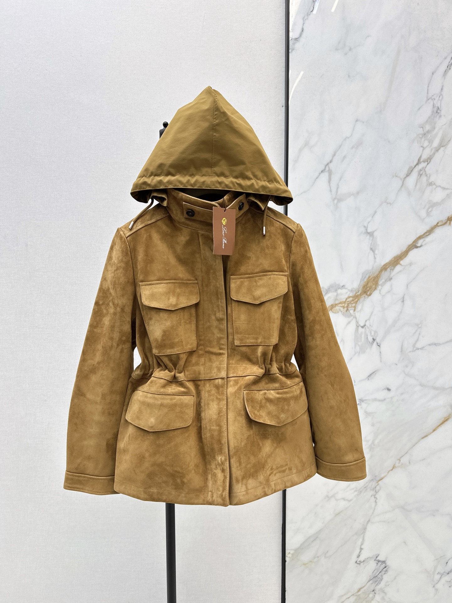 NO:627008,Equipped with dust bag, old money and luxury wear LP 25Ss————The latest genuine leather jacket for travelers in autumn and winter. Exclusive custom suede craftsmanship. Relaxed old money style wear. 100% imported suede lambskin has a great texture. Adjustable waist, low-key luxury and elegant temperament. Customized plaid lining. Temperamental stand-up collar. Classic version. Super good-looking in kind. Available in one color. SML, loro piana, jackets &  coats,sheepskin,chamois leather,alexander wang19860909配防尘袋老钱高奢穿搭 LP 25Ss————秋冬最新款旅行者真皮外套独家定制麂皮绒面工艺 松弛感的老钱风穿搭 百分百进口麂皮绒小羊皮质感超赞 可调节收腰低调奢华气质优雅 定制格纹衬里 气质立领经典版型 实物超好看 一色现货发售sml,,loro piana,jackets & coats,sheepskin,chamois leather,alexander wang,Women's clothing