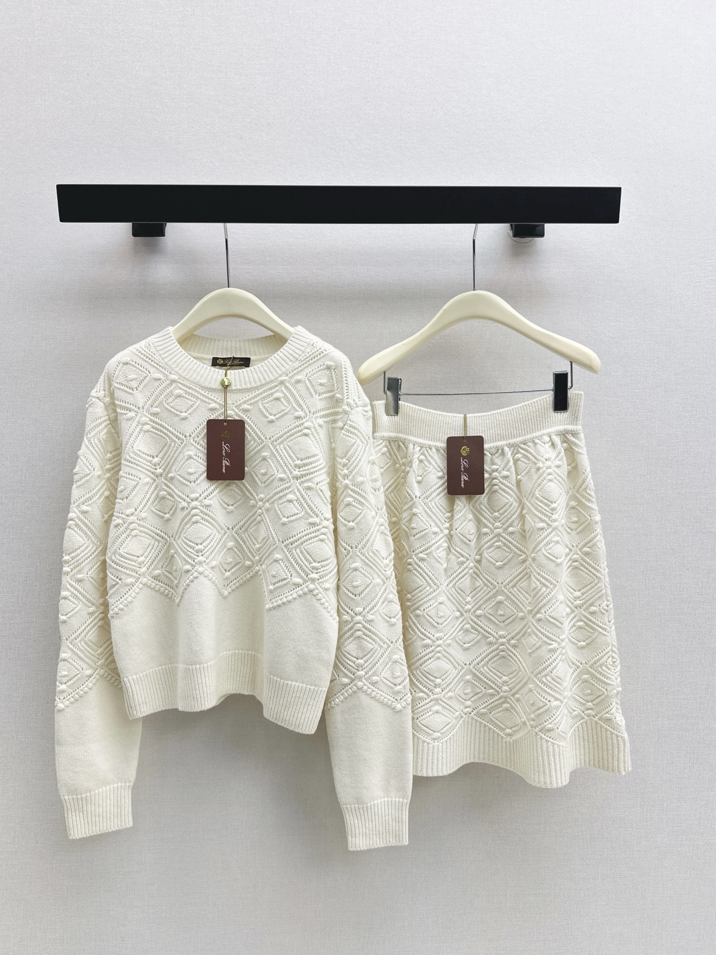 NO:626982,Sweater l Skirt is the exclusive first release LP 25Ss - the latest old money style temperament suit for autumn and winter. Round neck sweater + elastic waist skirt. Positioned hollow rhombus jacquard embossed design. Quality control is a must. Imported 100% cashmere heavy weight yarn. Thick texture and great texture. Simple and elegant, white and rich. Must-have high-end item. Classic version. Tall and slim. Elegant and versatile. Developed in two colors. Ready for sale sml,, loro  piana,skirts,sweaters,alexander wang19860909毛衣l 半裙独家首发 LP 25Ss————秋冬最新款老钱风穿搭气质套装 圆领毛衣+松紧腰半裙 定位缕空菱格提花浮雕设计 品质控必入 进口百分百山羊绒重磅克重纱线厚实质感超赞 简洁大气白富美必备高级单品 经典版型上身高挑又显瘦 优雅百搭不挑人 两色分开发 现货发售sml,,loro piana,skirts,sweaters,alexander wang,Women's clothing