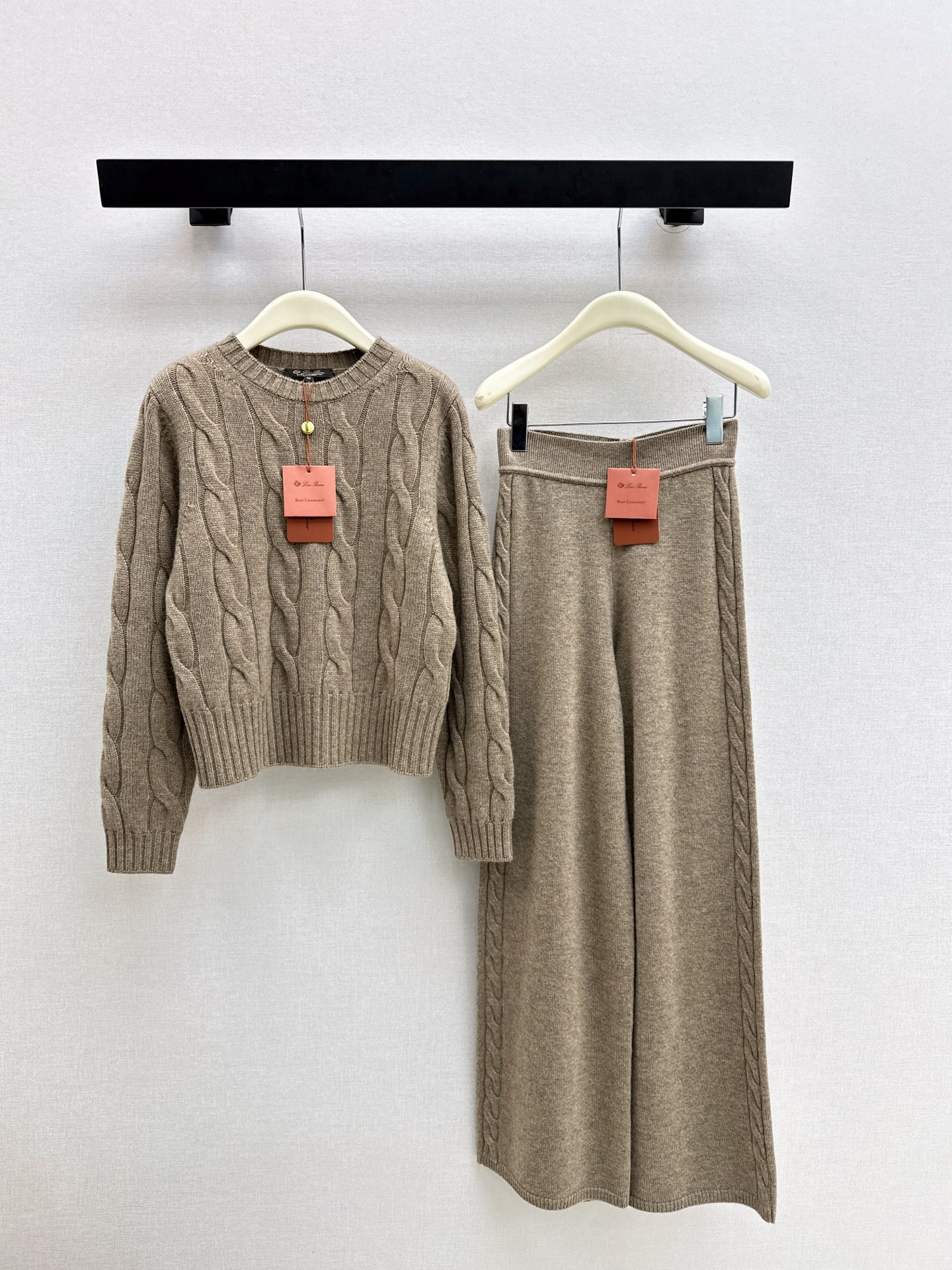 NO:626974,Exclusive debut of LP 25Ss - the latest old-money style cashmere suit for autumn and winter. Classic twist knit texture cashmere sweater + straight pants. A high-quality sweater is not only a weapon to keep out the cold, but also a fashion item that shows taste. Selected top cashmere wool material, soft and delicate to the touch. Cashmere's natural thermal insulation performance allows you to feel as warm and comfortable as spring in autumn and winter. It is both practical and fashionable. Classic knit twist knit texture  It adds a rich sense of layering and three-dimensionality to the sweater. It is retro yet fashionable. The brand's exclusive logo is low-key and luxurious. It is developed in one color. Available in stock sml, loro piana, sweaters, alexander wang19860909独家首发 LP 25Ss————秋冬最新款老钱风穿搭羊绒套装经典麻花编织纹理羊绒毛衣+直筒裤 一件高品质的毛衣不仅是御寒的利器 更是彰显品味的时尚单品 精选顶级羊绒羊毛材质 触感柔软细腻 羊绒天然的保暖性能 让您在秋冬季节也能感受到如春般温暖与舒适 兼具实用性与时尚感 经典的编织麻花针织纹理 给毛衣增添了丰富的层次感和立体感 复古又不失时尚 品牌专属的标识 低调而奢华一色分开发 现货发售sml,,loro piana,sweaters,alexander wang,Women's clothing