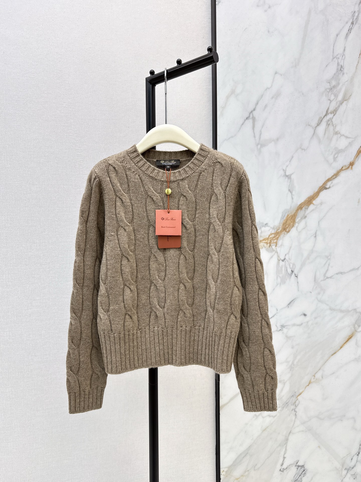 NO:626966,Exclusive debut of LP 25Ss - the latest old-money style cashmere suit for autumn and winter. Classic twist knit texture cashmere sweater + straight pants. A high-quality sweater is not only a weapon to keep out the cold, but also a fashion item that shows taste. Selected top cashmere wool material, soft and delicate to the touch. Cashmere's natural thermal insulation performance allows you to feel as warm and comfortable as spring in autumn and winter. It is both practical and fashionable. Classic knit twist knit texture  It adds a rich sense of layering and three-dimensionality to the sweater. It is retro yet fashionable. The brand's exclusive logo is low-key and luxurious. It is developed in one color. Ready for sale sml tops, loro piana, sweaters, alexander wang19860909独家首发 LP 25Ss————秋冬最新款老钱风穿搭羊绒套装经典麻花编织纹理羊绒毛衣+直筒裤 一件高品质的毛衣不仅是御寒的利器 更是彰显品味的时尚单品 精选顶级羊绒羊毛材质 触感柔软细腻 羊绒天然的保暖性能 让您在秋冬季节也能感受到如春般温暖与舒适 兼具实用性与时尚感 经典的编织麻花针织纹理 给毛衣增添了丰富的层次感和立体感 复古又不失时尚 品牌专属的标识 低调而奢华一色分开发 现货发售sml 上衣,,loro piana,sweaters,alexander wang,Women's clothing