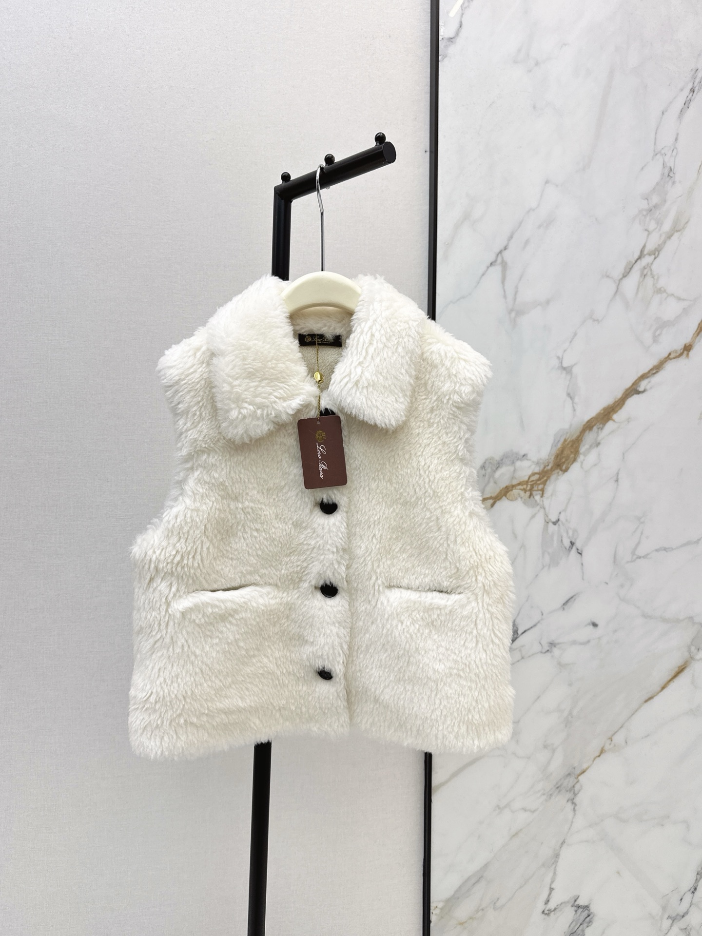 NO:627027,Bonus points for warmth LP 25Ss - the latest eco-friendly suede wool vest jacket in autumn and winter. H profile vest design. Fashionable and casual style. The silhouette is loose and the volume is easy to show off. The visual sense is very rich. Simple and elegant. A very high-end visual sense. Two colors and two sm sizes. Ready for sale, loro piana, jackets & coats, chamois leather, alexander wang19860909温暖加分 LP 25Ss———秋冬最新款环保麂皮绒羊毛马甲外套H廓形马甲设计 时髦休闲风 廓而有度的松量版型 轻松显高藏肉 视觉感很丰富 简约大方 一整很高级的即视感 两色sm两个码 现货发售,,loro piana,jackets & coats,chamois leather,alexander wang,Women's clothing