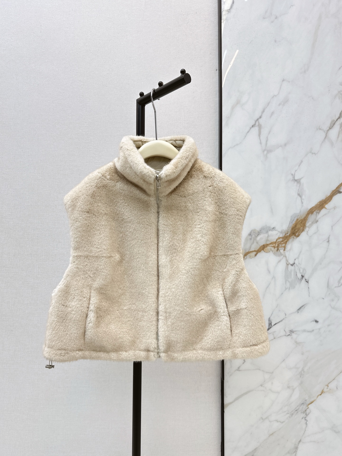 NO:627013,Bonus points for warmth Bc 25Ss - the latest eco-friendly furry double-sided wearable silhouette vest jacket in autumn and winter. H silhouette vest design. Fashionable and casual style. The loose and moderate silhouette easily shows off the body. The visual sense is very rich. Simple and elegant. A very high-end visual sense. Two colors SM and two sizes (M size bust 120, length 52),, jackets & coats, alexander wang19860909温暖加分 Bc 25Ss———秋冬最新款环保毛茸茸双面可穿廓形马甲外套H廓形马甲设计 时髦休闲风 廓而有度的松量版型 轻松显高藏肉 视觉感很丰富 简约大方 一整很高级的即视感 两色SM 两个码（M码胸围120 衣长52）,,jackets & coats,alexander wang,Women's clothing