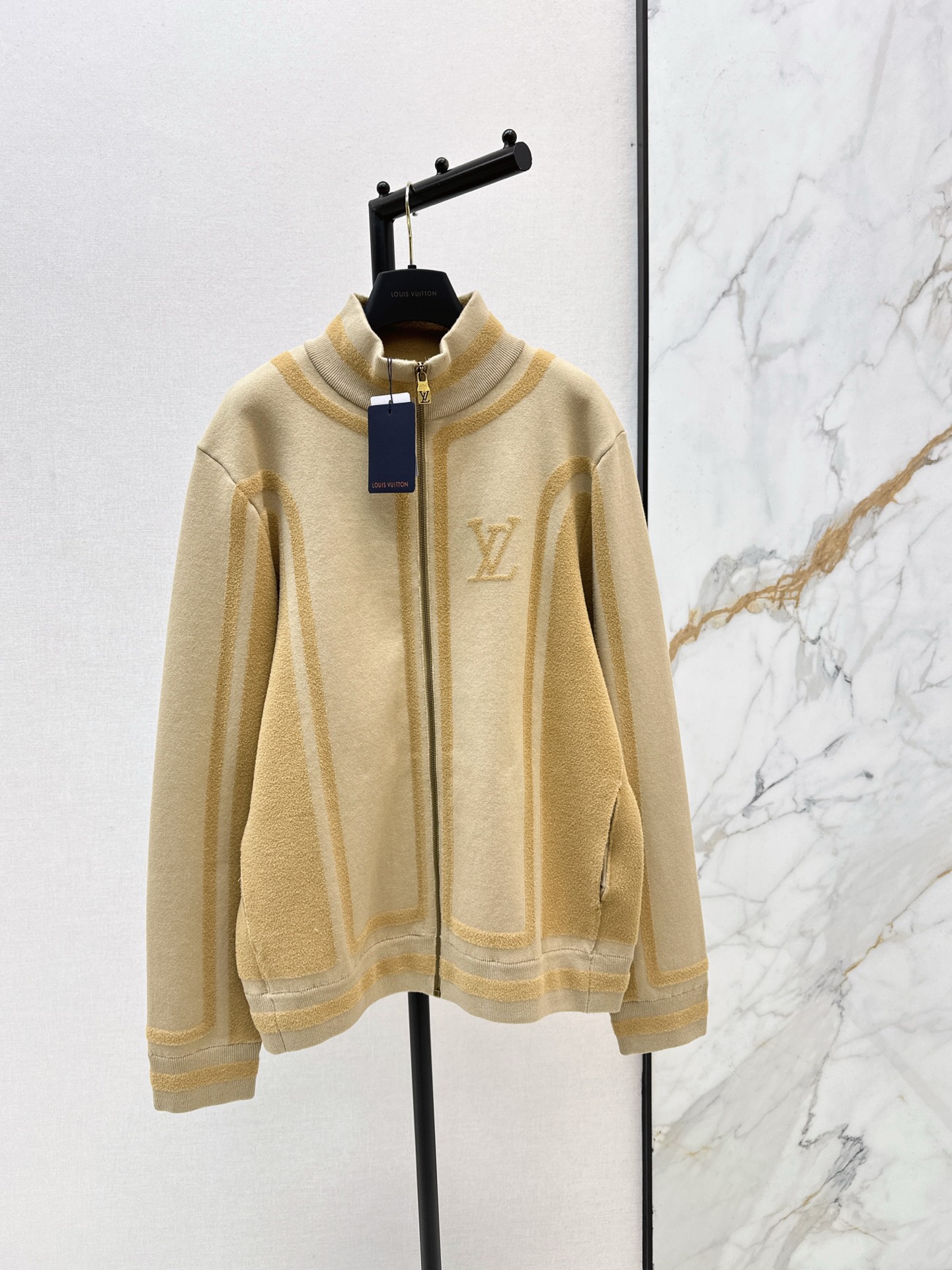 NO:627006,Wang Hedi's same style, L family 26Ss - the latest men's and women's ski series stand-up collar knitted jackets in early spring, heavy-duty positioning, three-dimensional contrasting intarsia technology throughout the fashionable and high-end sense, sporty atmosphere, classic wide version, fashionable and high-end, white and rich beauty must buy, not picky about the upper body, slimming, highly recommended items, one color ready for sale sml,, louis vuitton, jackets & coats, jackets & coats, alexander wang19860909王鹤棣同款 L家 26Ss————早春最新款男女同款滑雪系列立领针织夹克外套重工定位立体撞色嵌花工艺贯穿时髦高级感 运动气息经典宽版版型时髦又高级 白富美必入 不挑人上身巨显瘦 强烈推荐单品 一色现货发售sml,,louis vuitton,jackets & coats,jackets & coats,alexander wang,Women's clothing